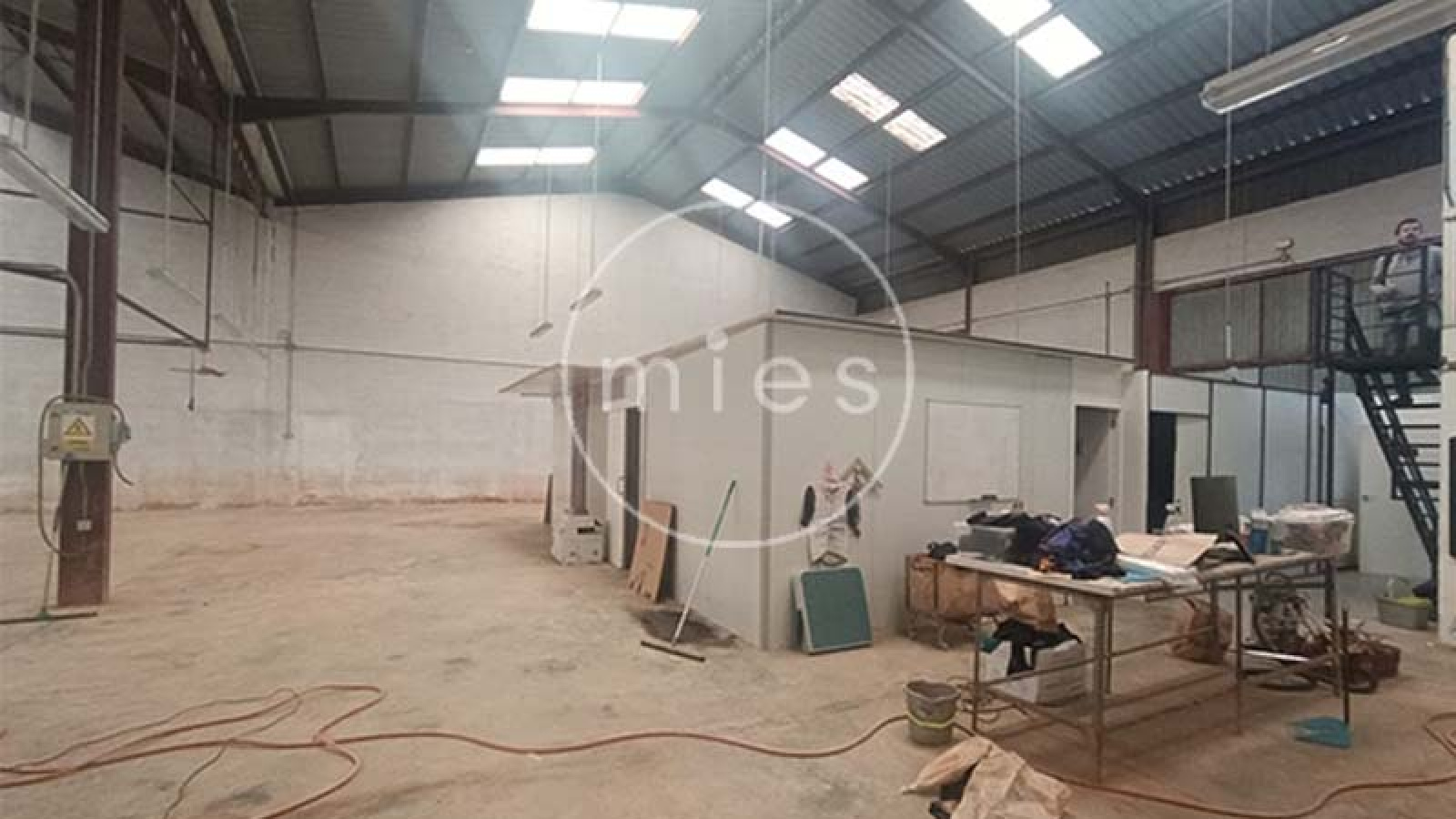 mies inmobiliaria alquila nave