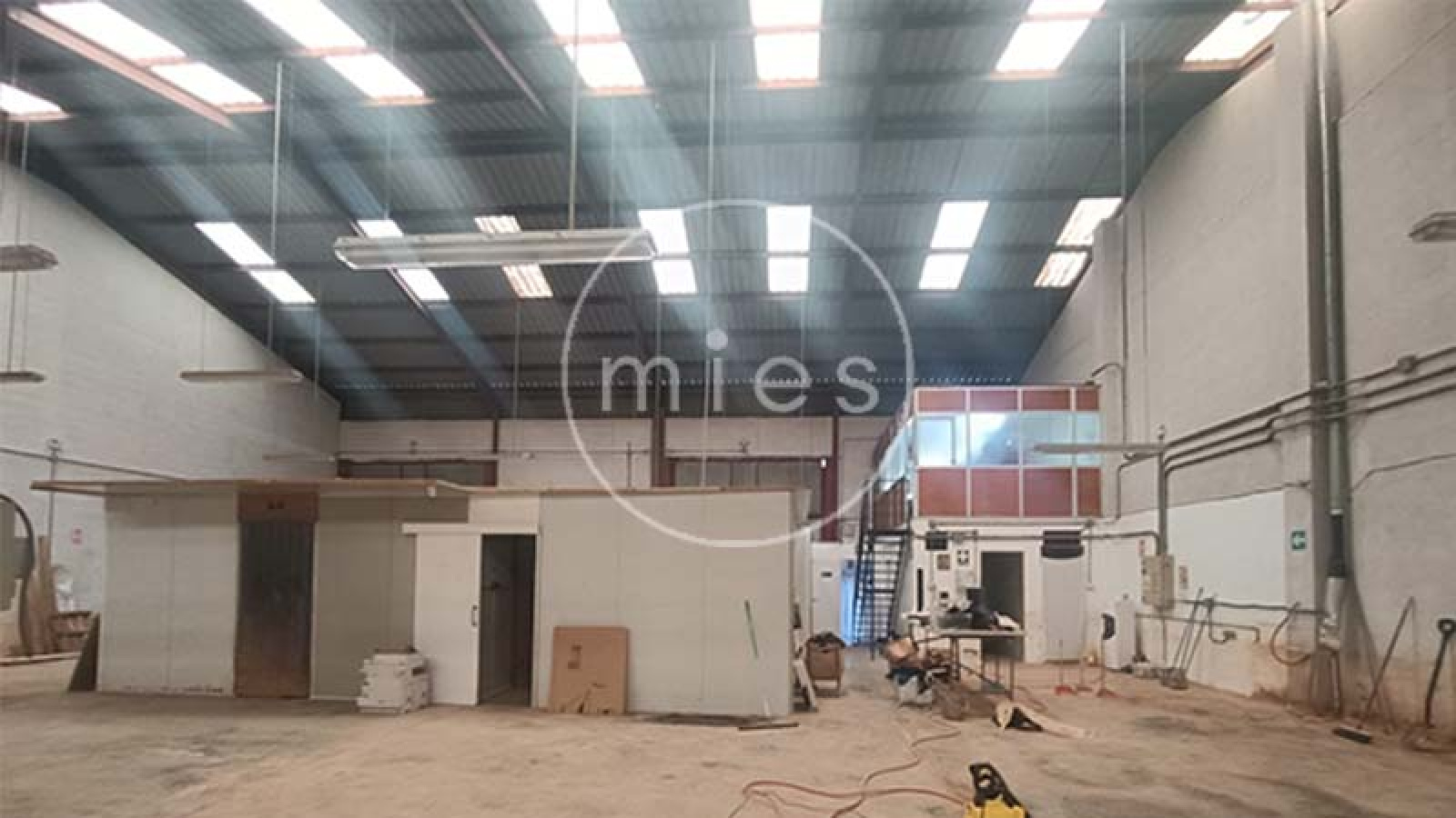 mies inmobiliaria alquila nave