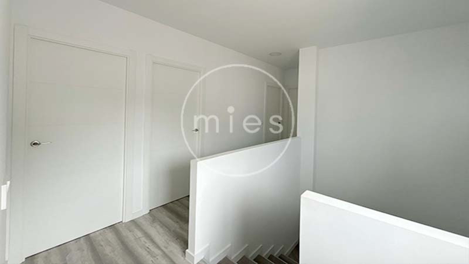 escalera de chalet de obra nueva en Urbanización Altury, Turís – MIES Inmobiliaria