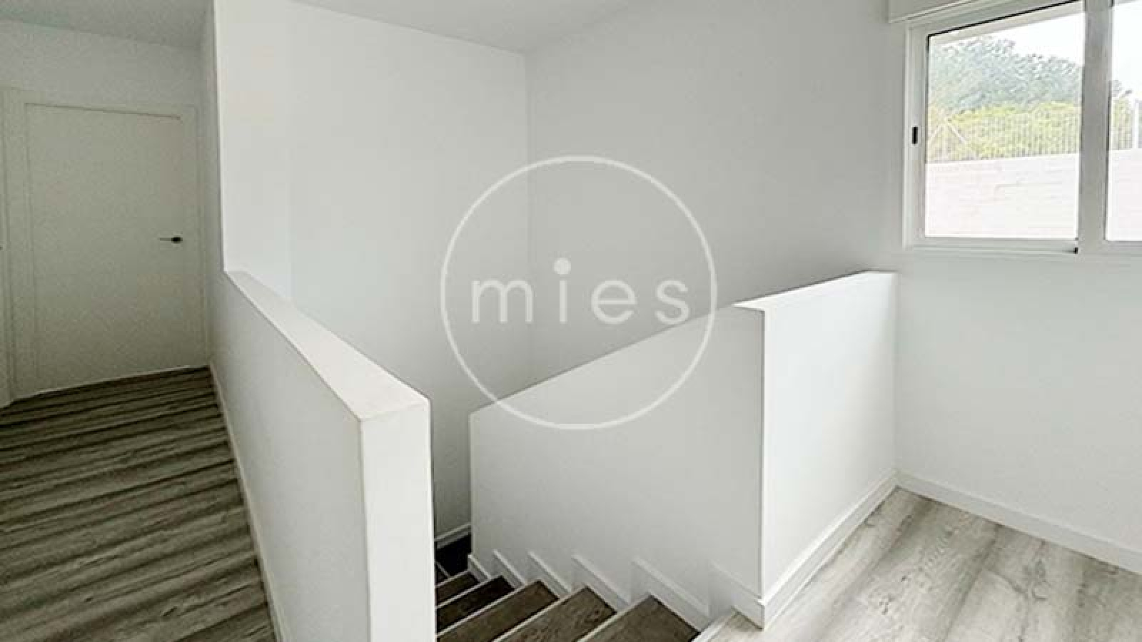 escalera minimalista de chalet de obra nueva en Urbanización Altury, Turís – MIES Inmobiliaria