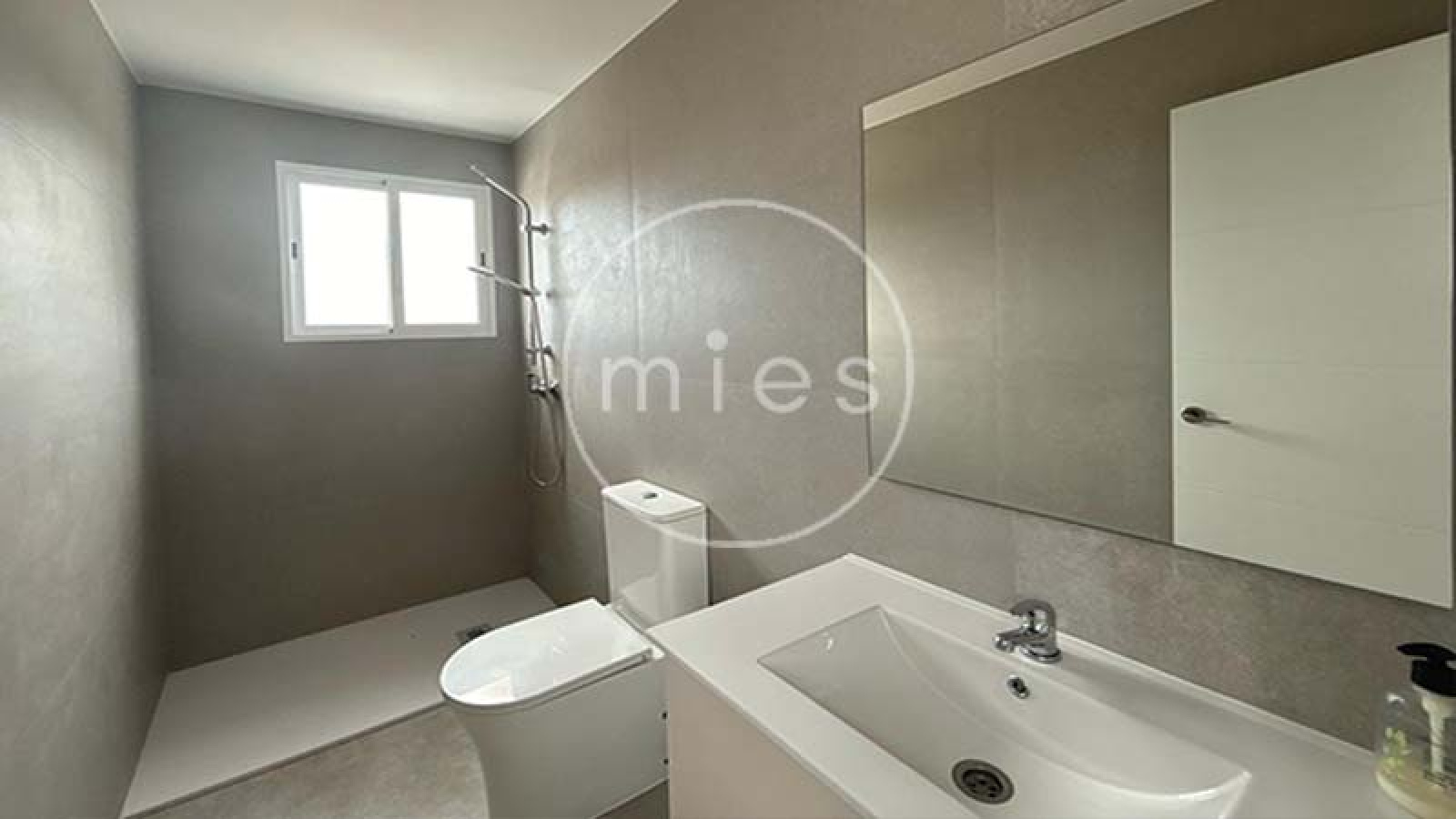 baño completode chalet de obra nueva en Urbanización Altury, Turís – MIES Inmobiliaria