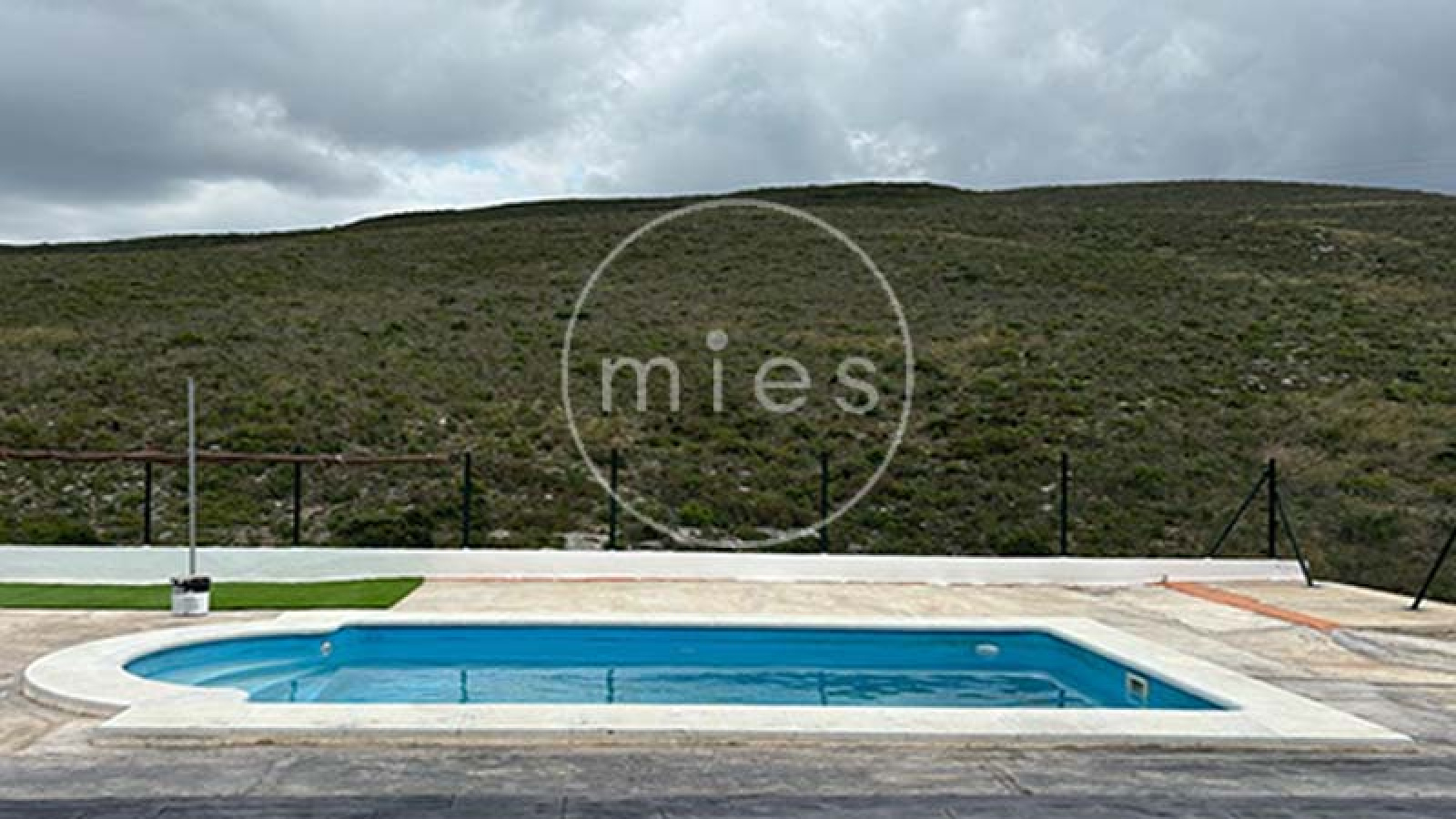 piscina con vistas de chalet de obra nueva en Urbanización Altury, Turís – MIES Inmobiliaria