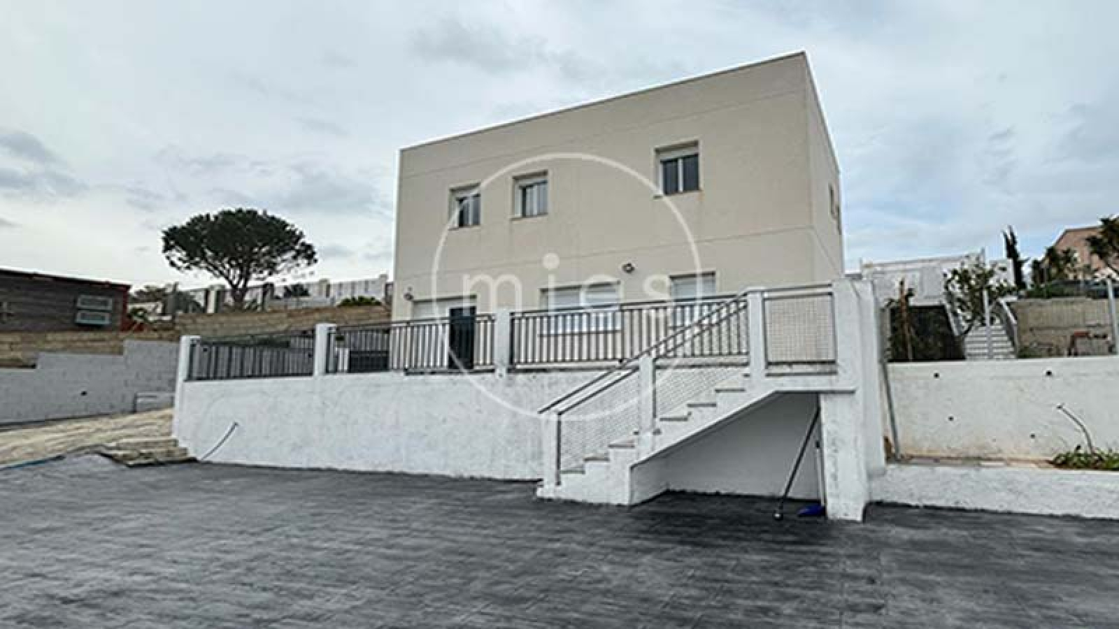 Fachada escalera de chalet de obra nueva en Urbanización Altury, Turís – MIES Inmobiliaria