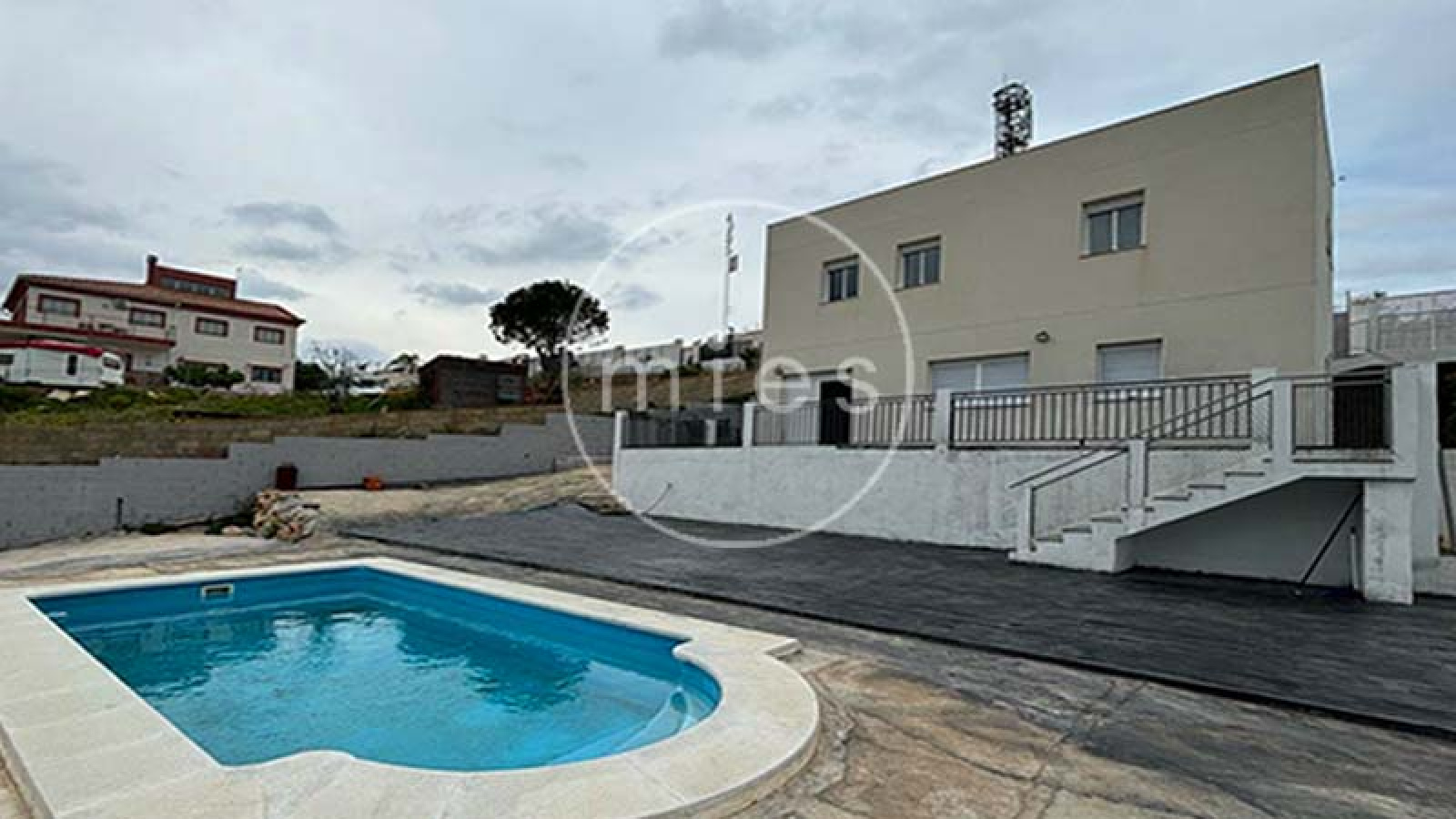 Fachada principal de chalet de obra nueva en Urbanización Altury, Turís – MIES Inmobiliaria