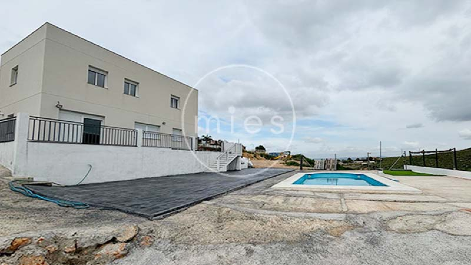 Fachada principal de chalet de obra nueva en Urbanización Altury, Turís – MIES Inmobiliaria