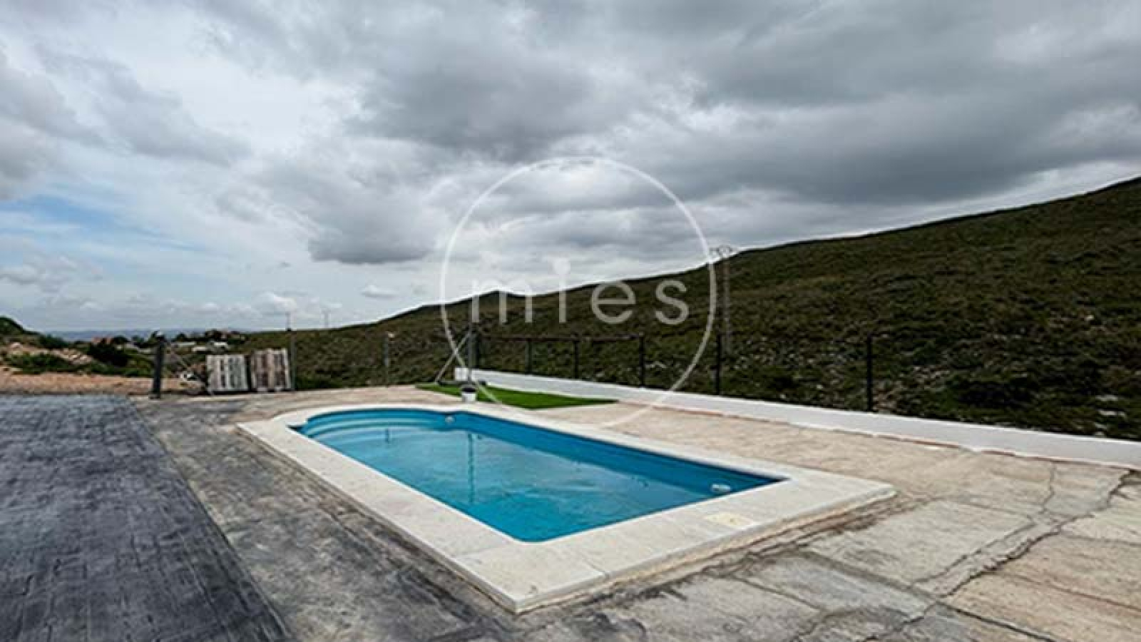 piscina con vistas de chalet de obra nueva en Urbanización Altury, Turís – MIES Inmobiliaria