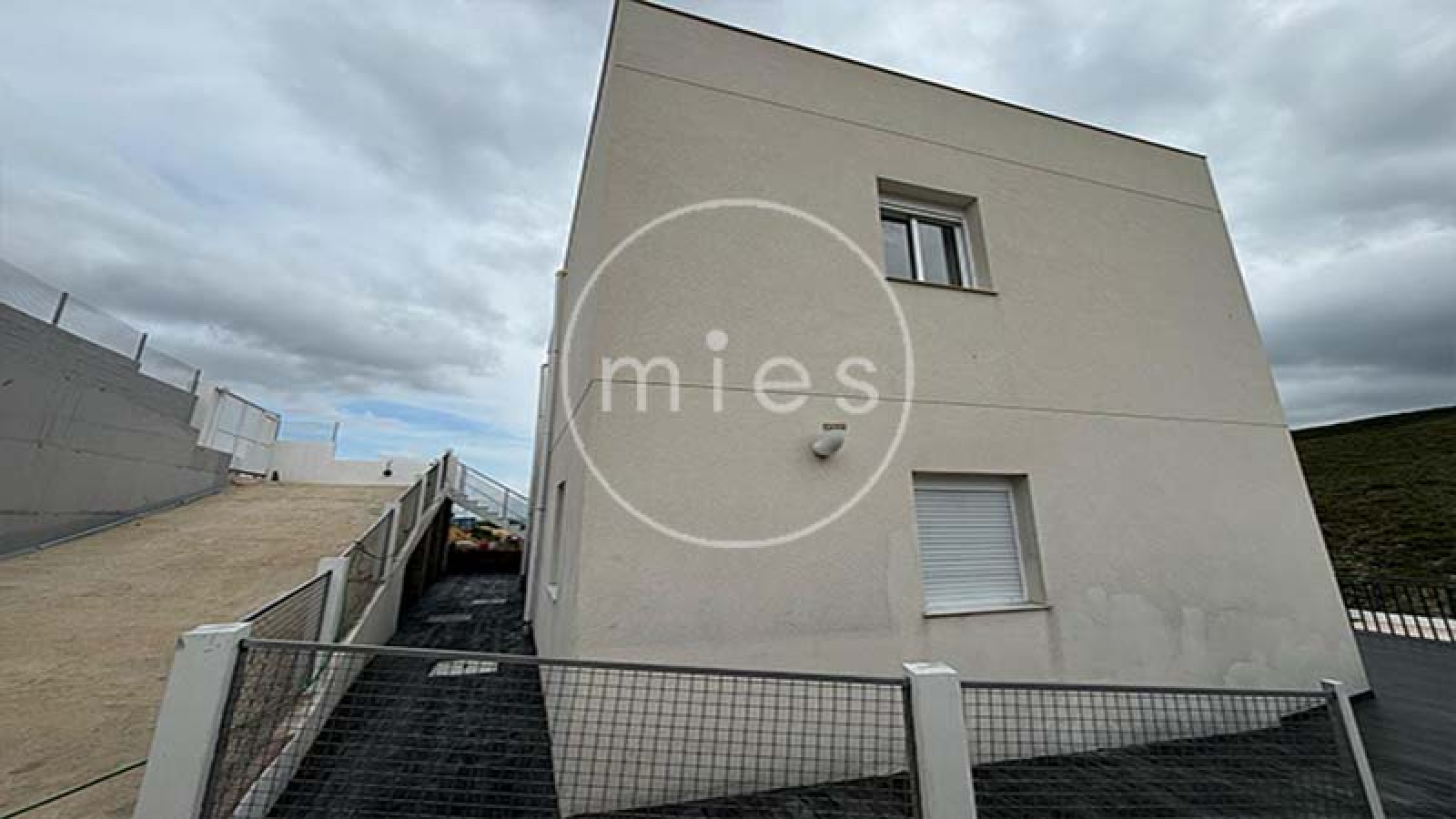 Fachada principal de chalet de obra nueva en Urbanización Altury, Turís – MIES Inmobiliaria