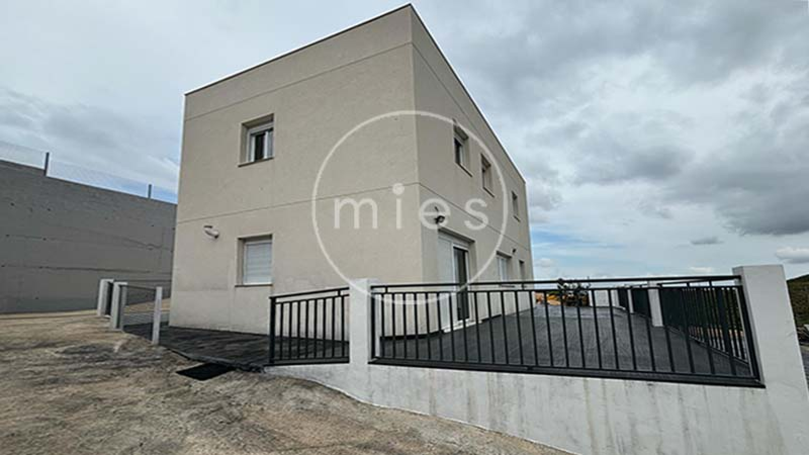 Fachada principal de chalet de obra nueva en Urbanización Altury, Turís – MIES Inmobiliaria