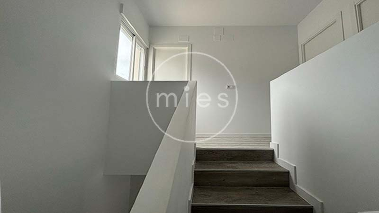 escalera moderna  de chalet de obra nueva en Urbanización Altury, Turís – MIES Inmobiliaria