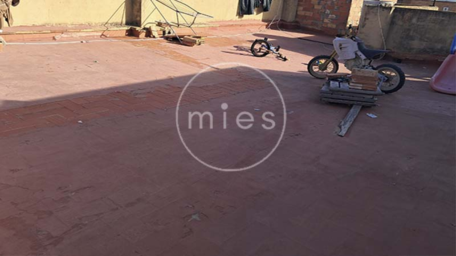 Explora las imágenes de esta casa de dos alturas en la Ermita de Torrent. Descubre su amplia planta baja diáfana, el acogedor patio, el luminoso salón comedor, las cómodas habitaciones y la espectacular terraza de 90 m². Una oportunidad única para vivir cerca de Valencia con todas las comodidades