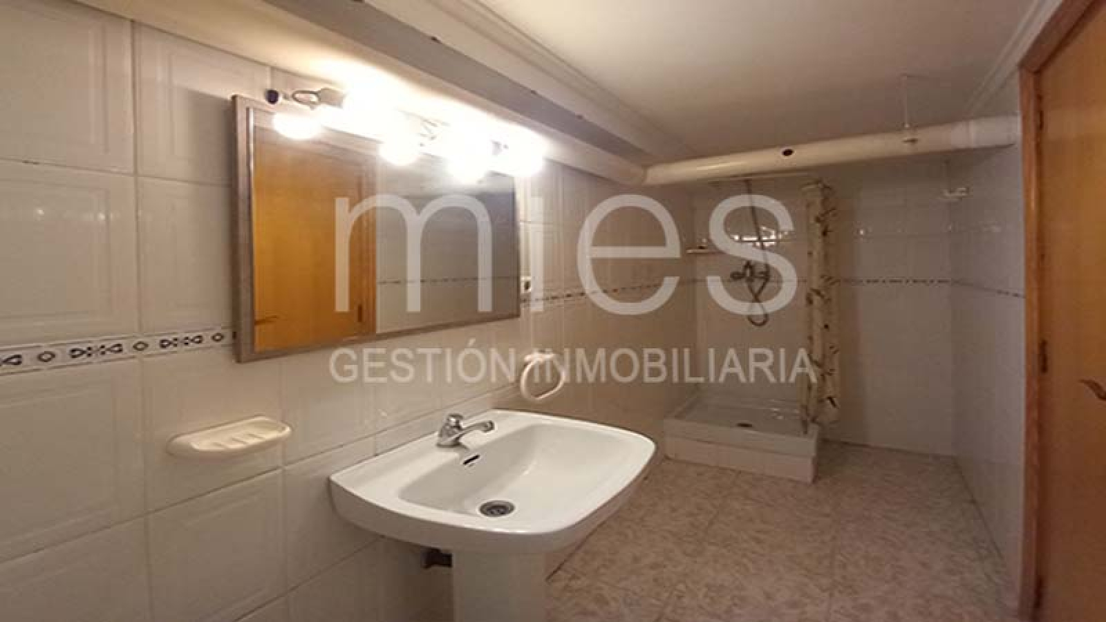 mies inmobiliaria vende local cruz cubierta edificio lujo