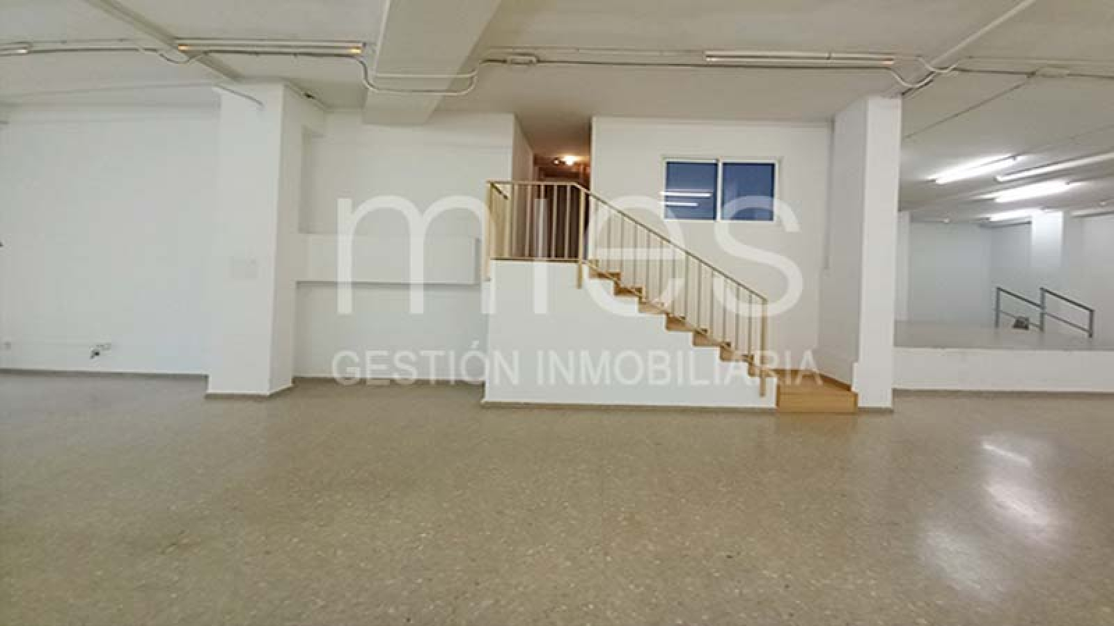 mies inmobiliaria vende local cruz cubierta edificio lujo