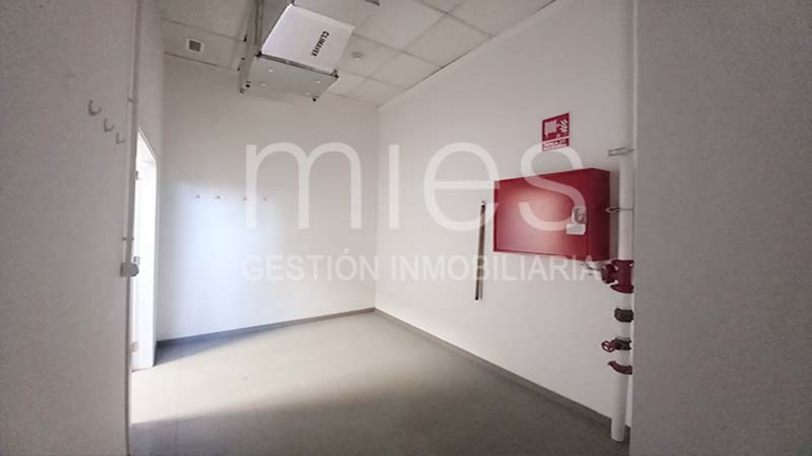 mies inmobiliaria vende local cruz cubierta edificio lujo