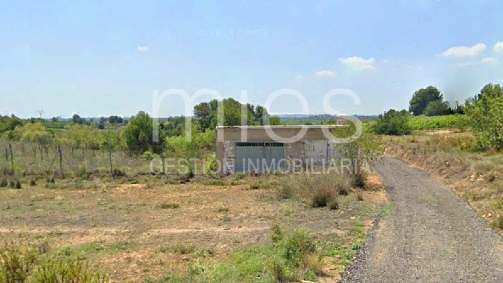 Descubre esta caseta en venta en Xarco Secs, Torrent. Parcela de 13.847 m² vallada, ideal para reformar o instalar una casa prefabricada. A 3 minutos del Camping de la Pirámide. ¡Oportunidad única con acceso asfaltado y agua del Pozo de la Sierra!