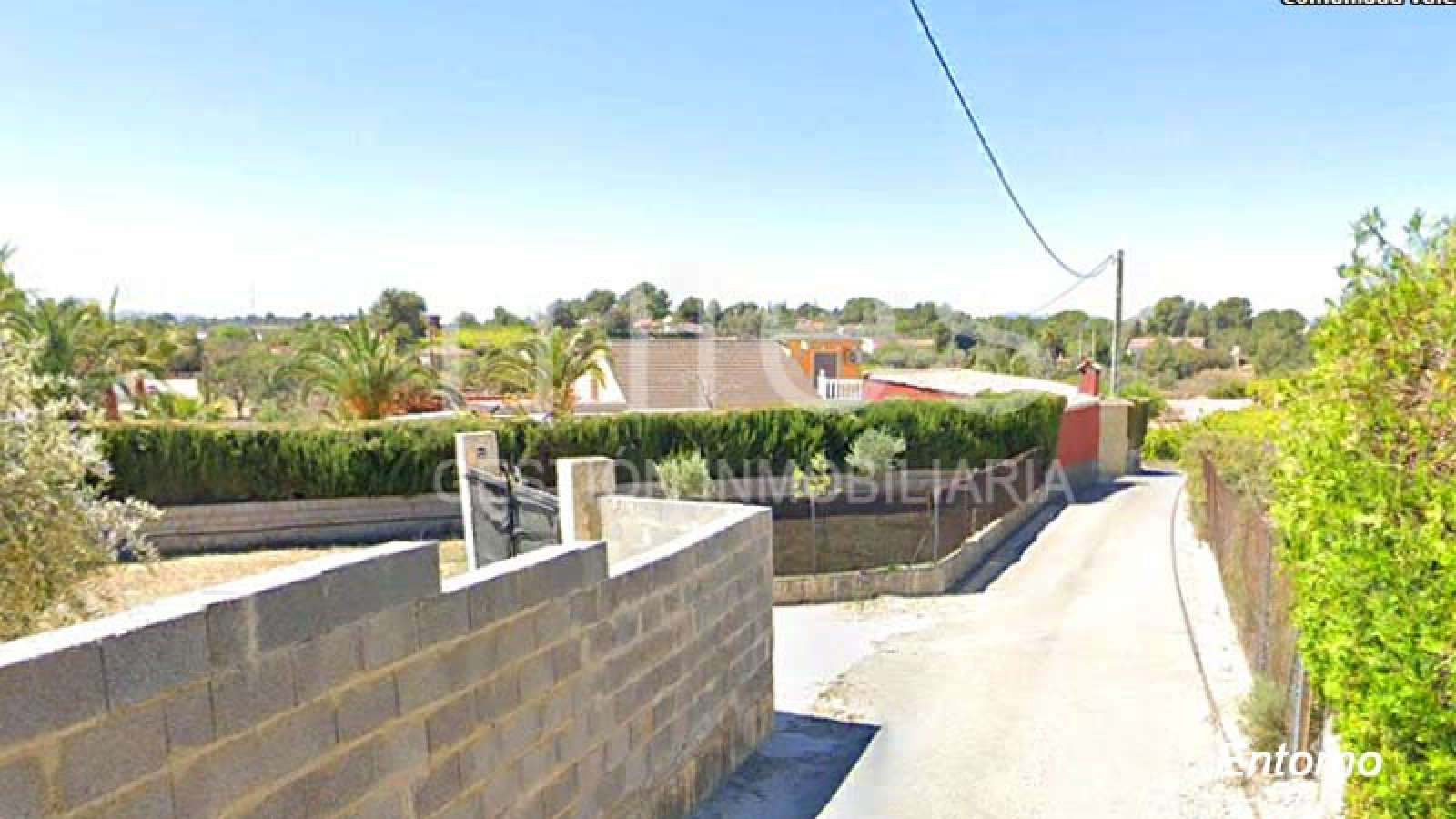 Descubre esta caseta en venta en Xarco Secs, Torrent. Parcela de 13.847 m² vallada, ideal para reformar o instalar una casa prefabricada. A 3 minutos del Camping de la Pirámide. ¡Oportunidad única con acceso asfaltado y agua del Pozo de la Sierra!