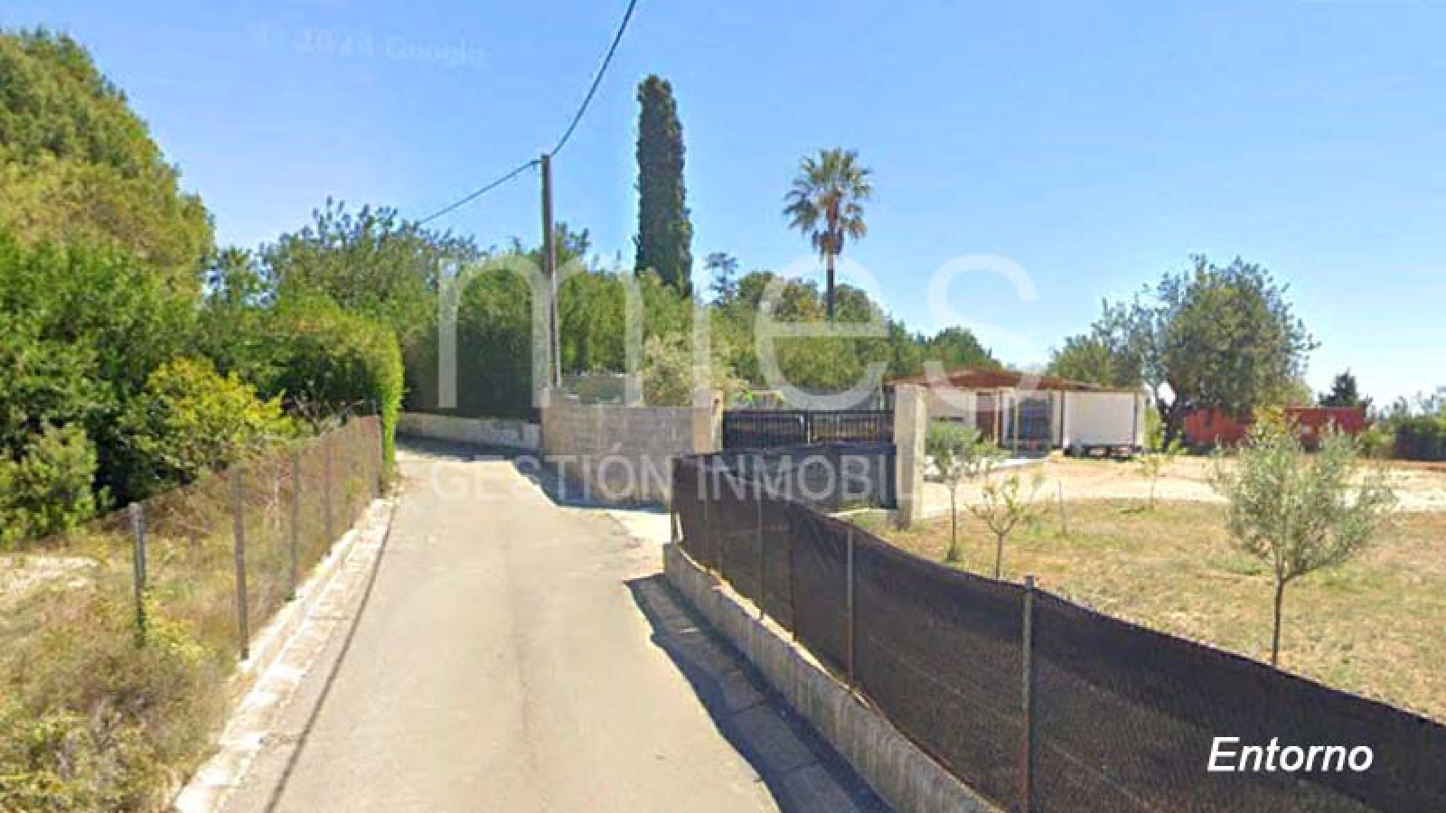 Descubre esta caseta en venta en Xarco Secs, Torrent. Parcela de 13.847 m² vallada, ideal para reformar o instalar una casa prefabricada. A 3 minutos del Camping de la Pirámide. ¡Oportunidad única con acceso asfaltado y agua del Pozo de la Sierra!