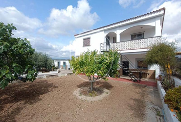 EN CHIVA INMOBILIARIA MIES VENDE - chalet para entrar circuito de cheste 