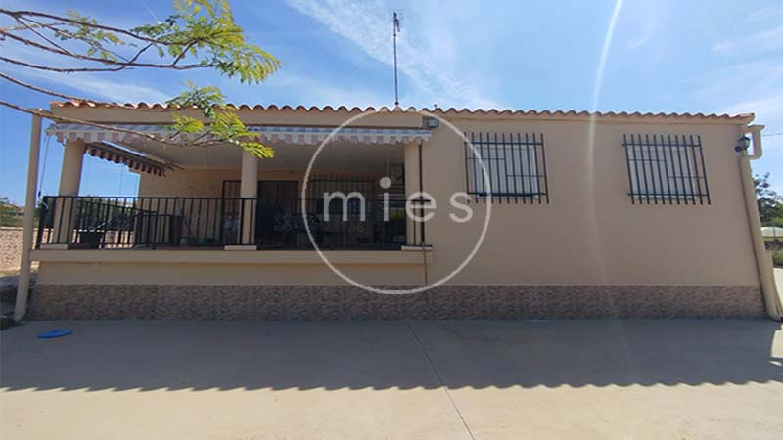 Cocina independiente de chalet listo para entrar a vivir en Montserrat – MIES Inmobiliaria