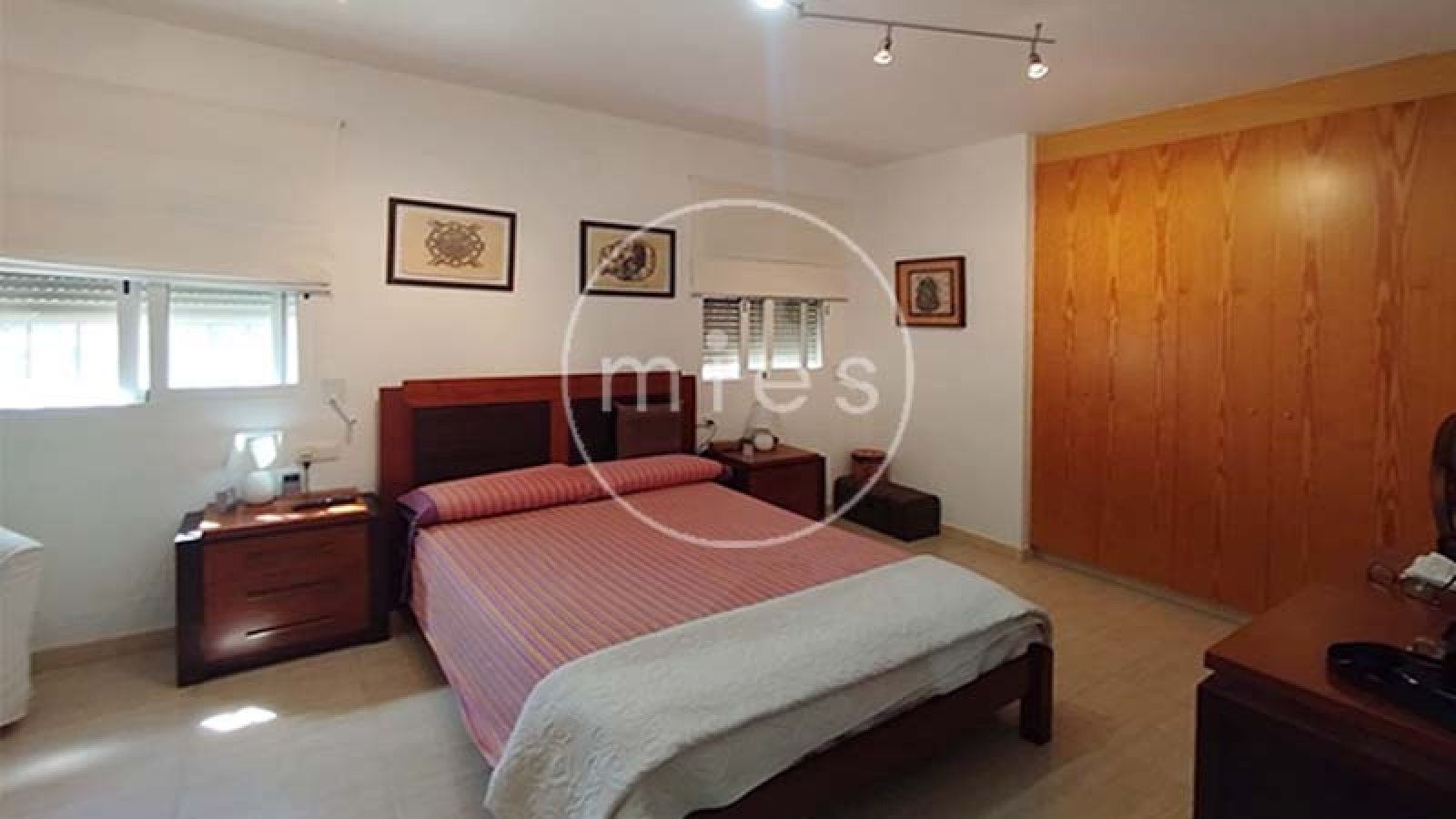 Chalet en venta en Montserrat con piscina y gran parcela, ofrecido por MIES Inmobiliaria, especialistas en viviendas en zonas tranquilas cerca de Valencia