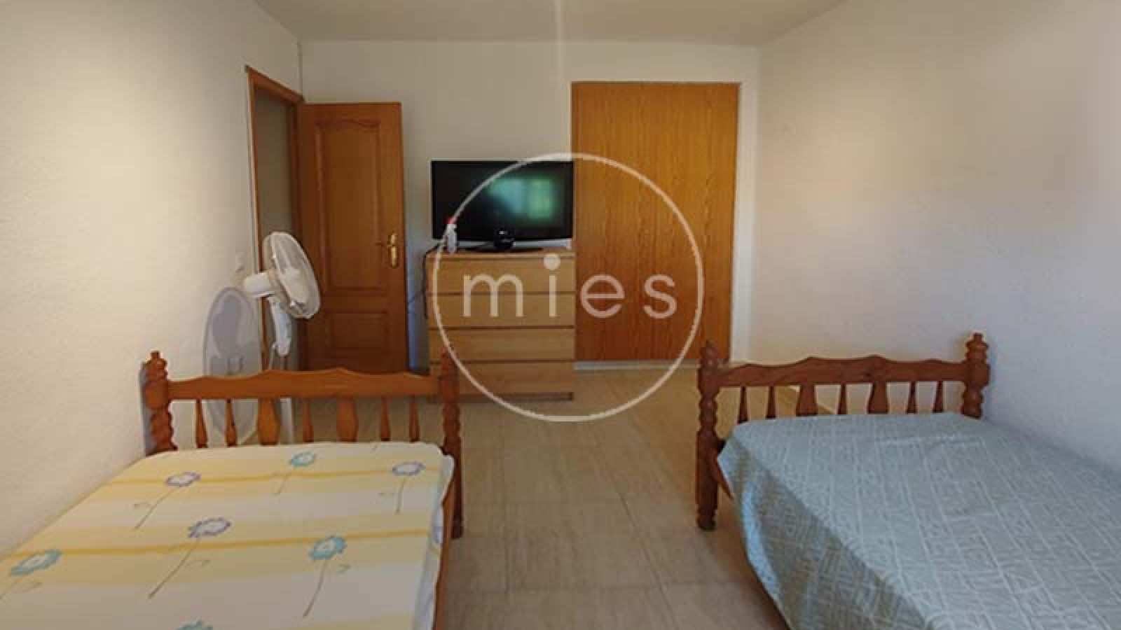 Chalet en venta en Montserrat con piscina y gran parcela, ofrecido por MIES Inmobiliaria, especialistas en viviendas en zonas tranquilas cerca de Valencia