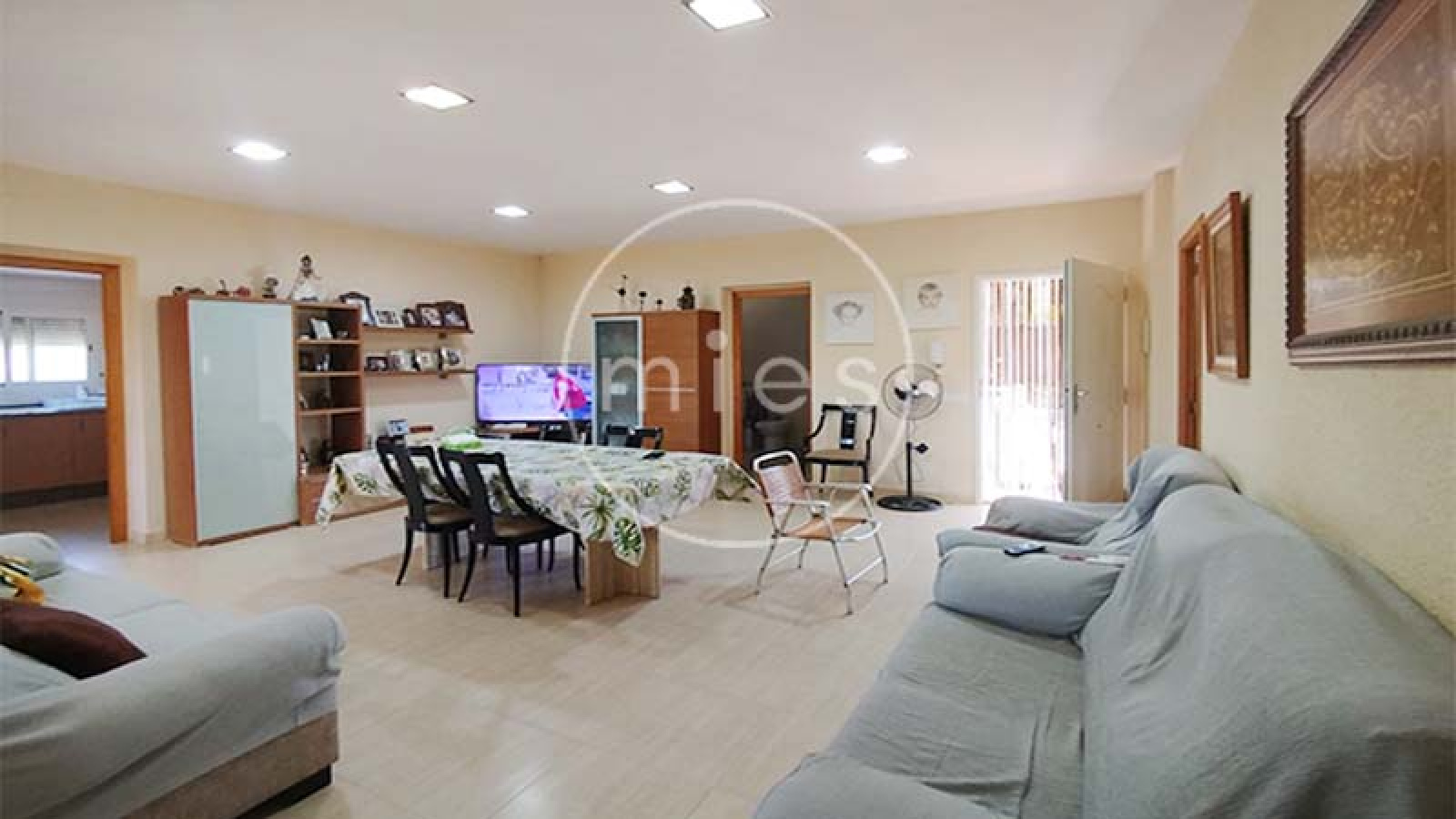 Chalet en venta en Montserrat con piscina y gran parcela, ofrecido por MIES Inmobiliaria, especialistas en viviendas en zonas tranquilas cerca de Valencia