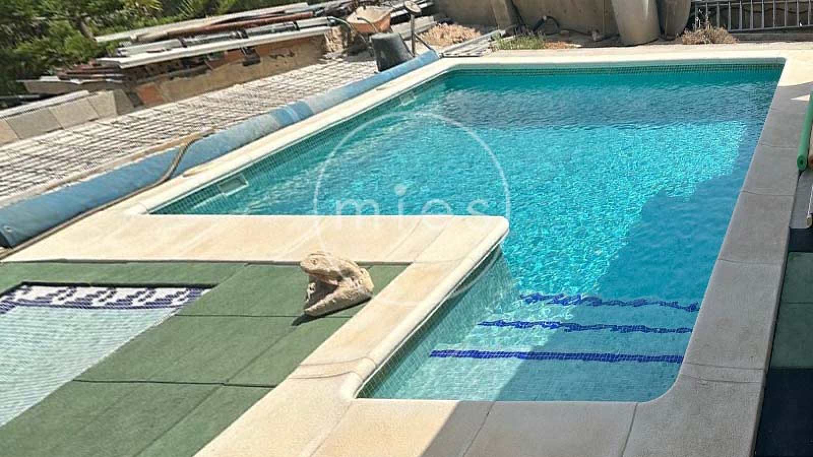 mies inmobiliaria vende chalet urbano altury con piscina