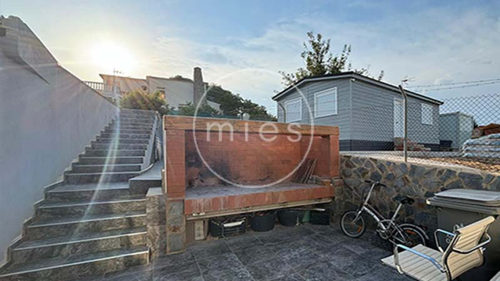 mies inmobiliaria vende chalet urbano altury con piscina