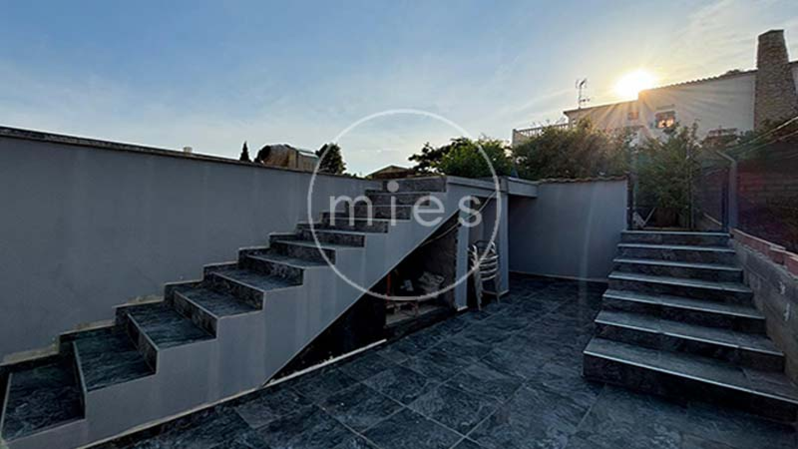 mies inmobiliaria vende chalet urbano altury con piscina