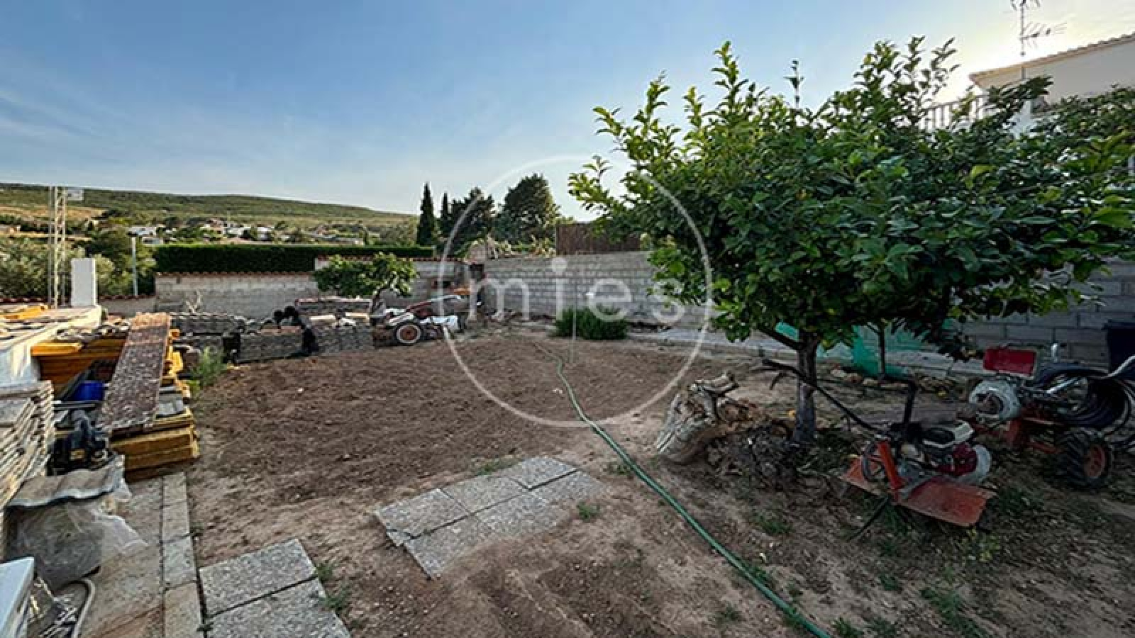 mies inmobiliaria vende chalet urbano altury con piscina