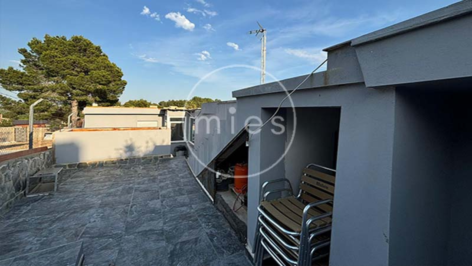 mies inmobiliaria vende chalet urbano altury con piscina