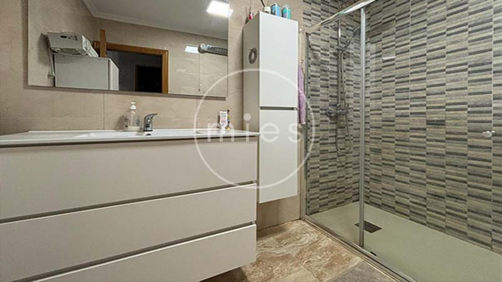 mies inmobiliaria vende chalet urbano altury con piscina