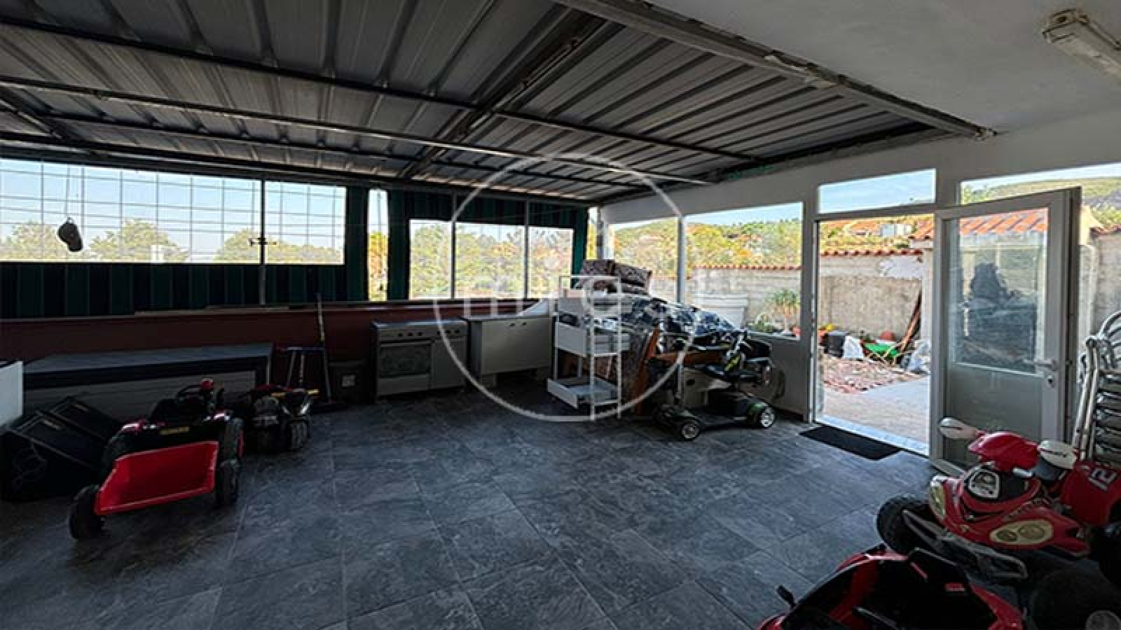 mies inmobiliaria vende chalet urbano altury con piscina