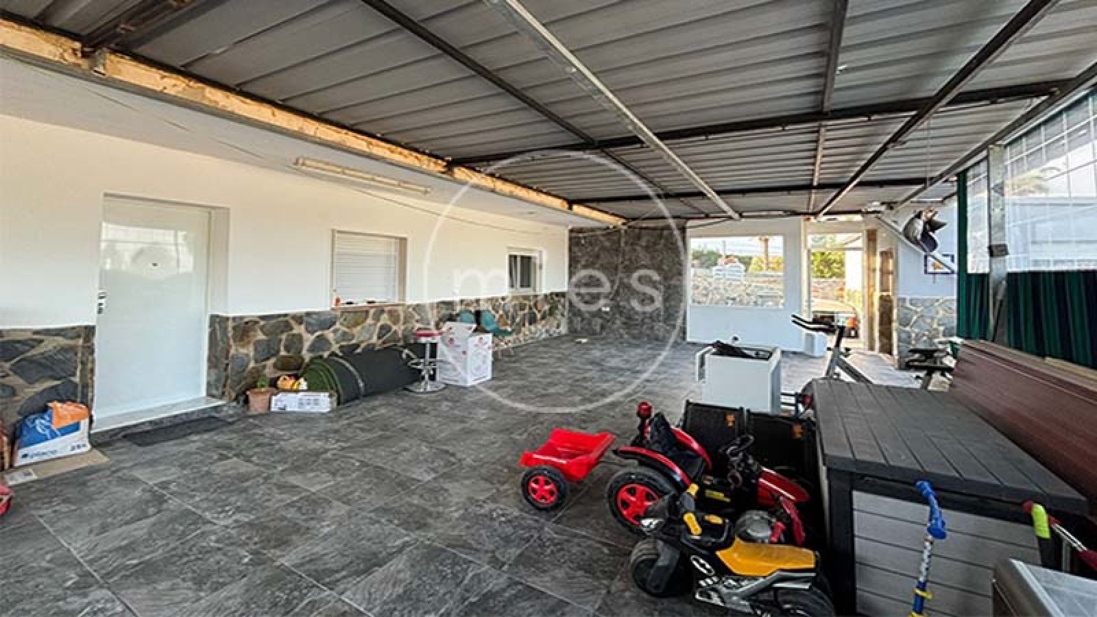 mies inmobiliaria vende chalet urbano altury con piscina