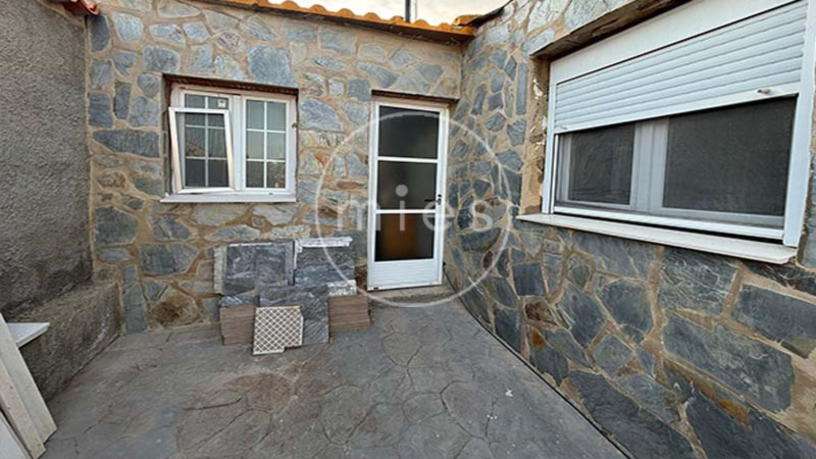 mies inmobiliaria vende chalet urbano altury con piscina