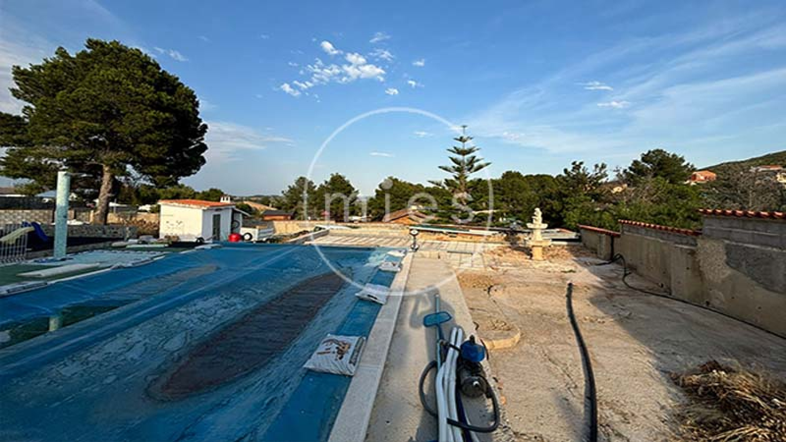 mies inmobiliaria vende chalet urbano altury con piscina