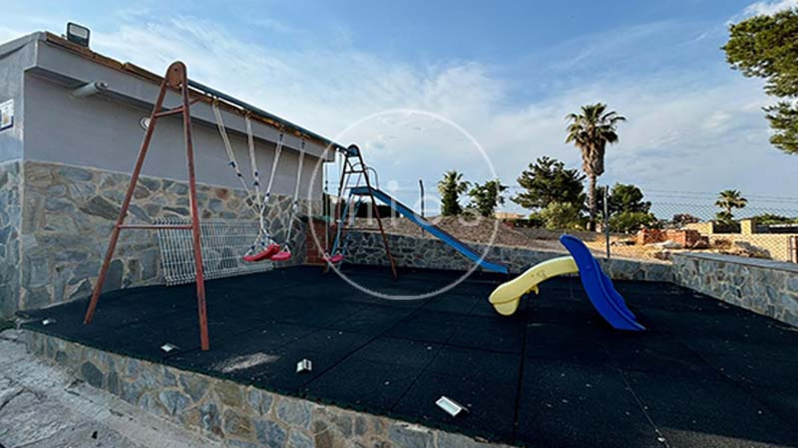 mies inmobiliaria vende chalet urbano altury con piscina