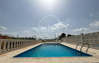 Chalet con piscina en Urb. Cañapar Turis