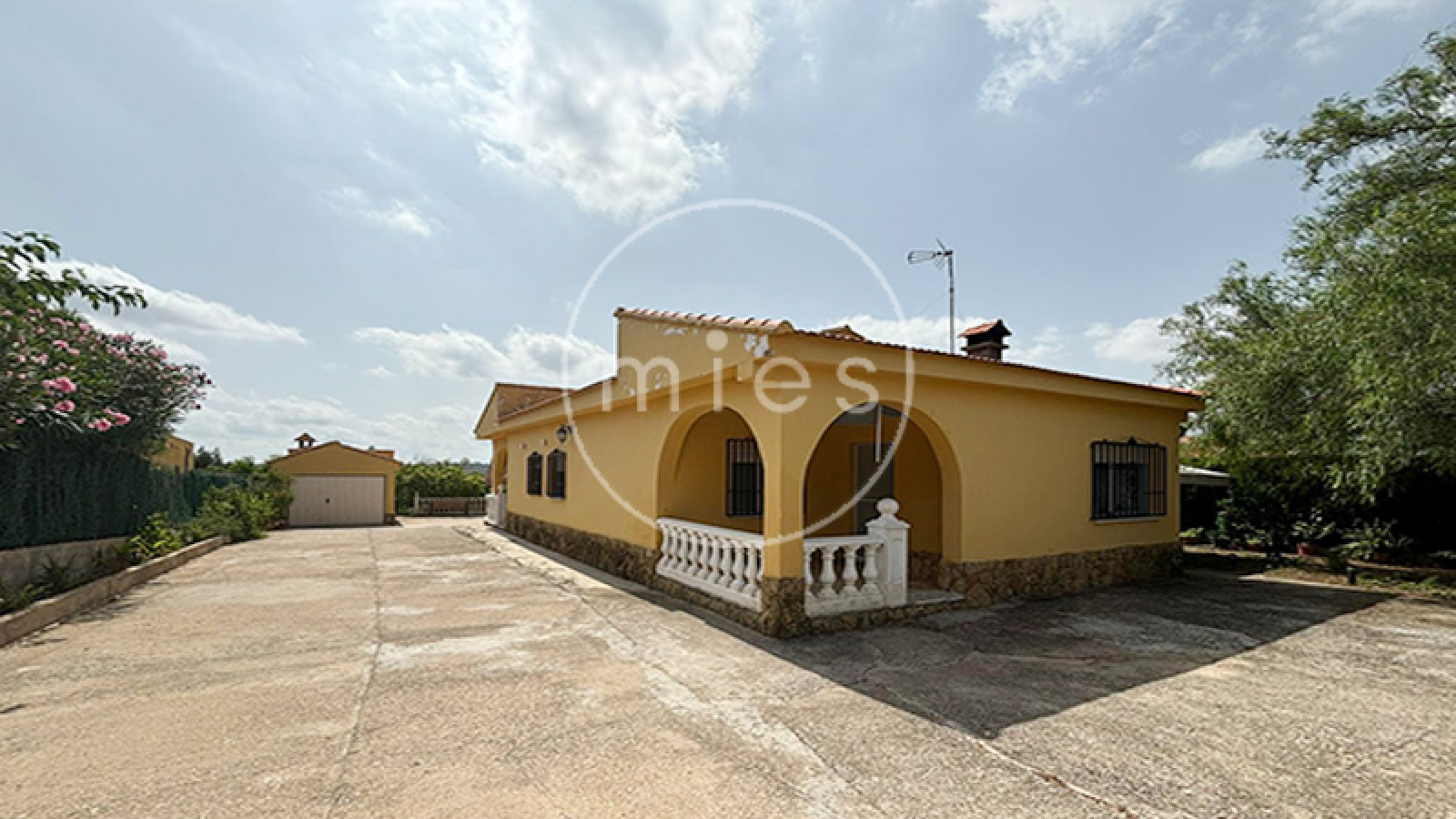 chalet en venta Turís, chalet una planta Turís, casa con piscina Turís, inmobiliaria Turís, comprar chalet Valencia, parcela grande, urbanización Cañapar, casa con jardín Turís, vivienda con porche y garaje