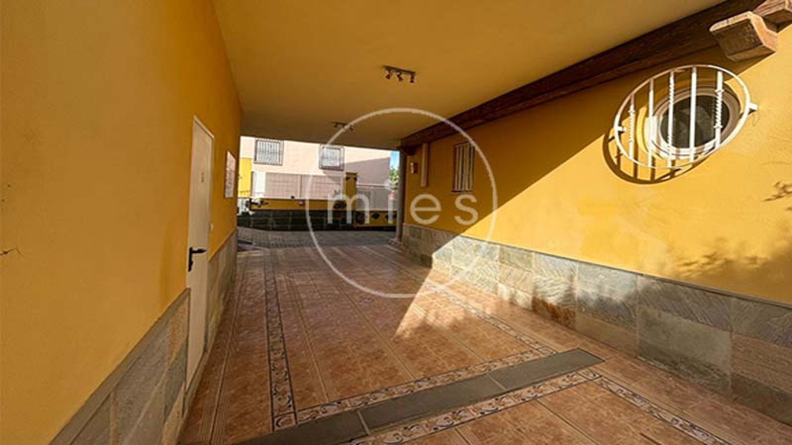 MIES INMOBILIARIA VENDE PISO CHALET MONTROY URBANIZACIÓN BALCÓN PISCINA URBANO