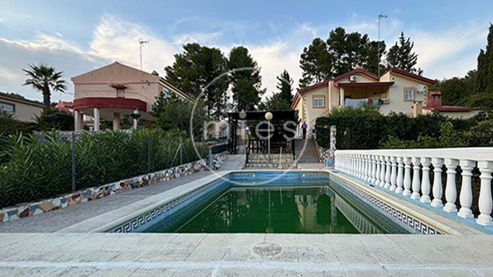 mies inmobiliaria vende chalet urbano 