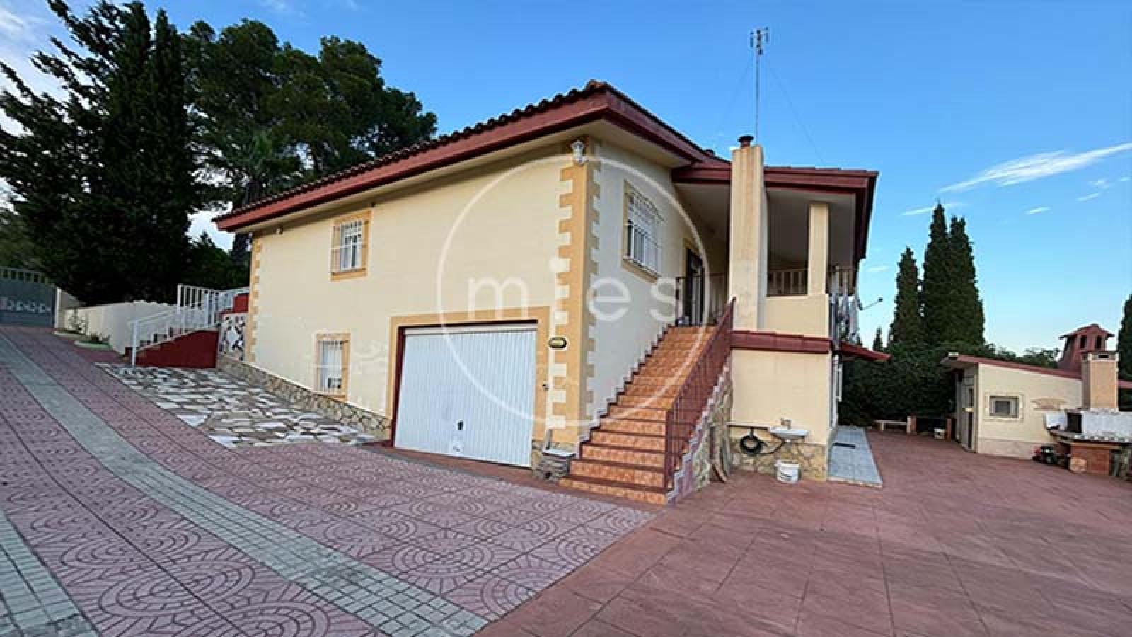 mies inmobiliaria vende chalet urbano 