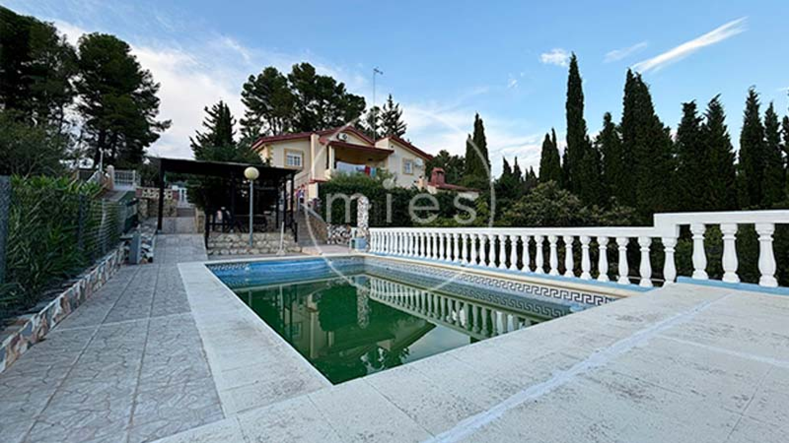 mies inmobiliaria vende chalet urbano 