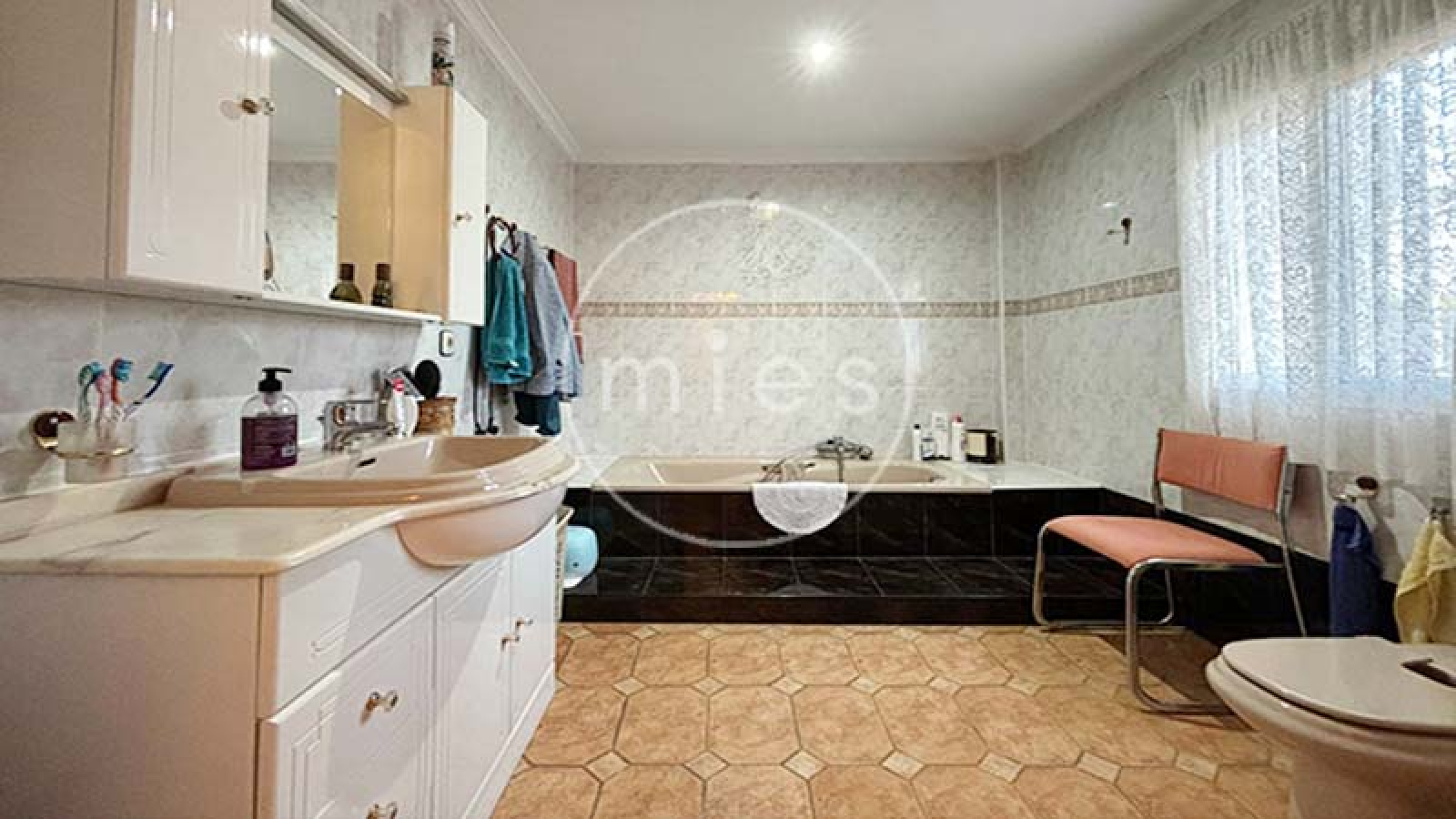 mies inmobiliaria vende chalet urbano 