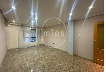  Mies Gestión Inmobiliaria pone a la venta este interesante piso VPO en CON GARAJE, TRASTERO Y PATIO,  ideal para quienes buscan una vivienda con potencial y una excelente ubicación en Paiporta.  La vivienda se encuentra a la entrada del municipio, en una zona muy cómoda donde no es necesario utilizar vehículo para el día a día. En los alrededores dispone de todo tipo de servicios: supermercados, bares, colegios, peluquerías, parada de metro y otros comercios. Paiporta forma parte del área metropolitana de Valencia, dentro de la comarca de l’Horta Sud, y destaca por su ambiente tranquilo y su buena comunicación con la capital.  El piso cuenta con tres habitaciones (dos dobles y una individual), dos cuartos de baño completos (uno con bañera y otro con plato de ducha), salón comedor, cocina independiente y terraza con lavadero.  La distribución es práctica y funcional. Al acceder a la vivienda encontramos un pequeño recibidor que da paso a dos de las habitaciones. Un pasillo conduce al cuarto de baño general, a la habitación principal con baño en suite y al salón comedor. Frente al salón se ubica la cocina, con salida directa a la terraza y al lavadero.  La vivienda está para reformar, lo que permite adaptarla a las necesidades y gustos de su futuro propietario. Gracias a su distribución y a su ubicación, ofrece múltiples posibilidades de renovación y mejora. Ubicada en una finca bien conservada de 1996, con calificación de VPO hasta diciembre de 2026, luego será de renta libre. La vivienda se ubica en la planta baja, y el patio corresponde al deslunado de la finca. Si estás pensando en cambiar de casa o en invertir en una zona con gran demanda, esta es una excelente oportunidad. Ponte en contacto con nosotros y agenda una visita. En Mies Gestión Inmobiliaria estaremos encantados de acompañarte en todo el proceso para que descubras tu próximo hogar en Paiporta.