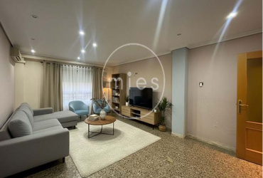  Mies Gestión Inmobiliaria pone a la venta este interesante piso VPO en CON GARAJE, TRASTERO Y PATIO,  ideal para quienes buscan una vivienda con potencial y una excelente ubicación en Paiporta.  La vivienda se encuentra a la entrada del municipio, en una zona muy cómoda donde no es necesario utilizar vehículo para el día a día. En los alrededores dispone de todo tipo de servicios: supermercados, bares, colegios, peluquerías, parada de metro y otros comercios. Paiporta forma parte del área metropolitana de Valencia, dentro de la comarca de l’Horta Sud, y destaca por su ambiente tranquilo y su buena comunicación con la capital.  El piso cuenta con tres habitaciones (dos dobles y una individual), dos cuartos de baño completos (uno con bañera y otro con plato de ducha), salón comedor, cocina independiente y terraza con lavadero.  La distribución es práctica y funcional. Al acceder a la vivienda encontramos un pequeño recibidor que da paso a dos de las habitaciones. Un pasillo conduce al cuarto de baño general, a la habitación principal con baño en suite y al salón comedor. Frente al salón se ubica la cocina, con salida directa a la terraza y al lavadero.  La vivienda está para reformar, lo que permite adaptarla a las necesidades y gustos de su futuro propietario. Gracias a su distribución y a su ubicación, ofrece múltiples posibilidades de renovación y mejora. Ubicada en una finca bien conservada de 1996, con calificación de VPO hasta diciembre de 2026, luego será de renta libre. La vivienda se ubica en la planta baja, y el patio corresponde al deslunado de la finca. Si estás pensando en cambiar de casa o en invertir en una zona con gran demanda, esta es una excelente oportunidad. Ponte en contacto con nosotros y agenda una visita. En Mies Gestión Inmobiliaria estaremos encantados de acompañarte en todo el proceso para que descubras tu próximo hogar en Paiporta.