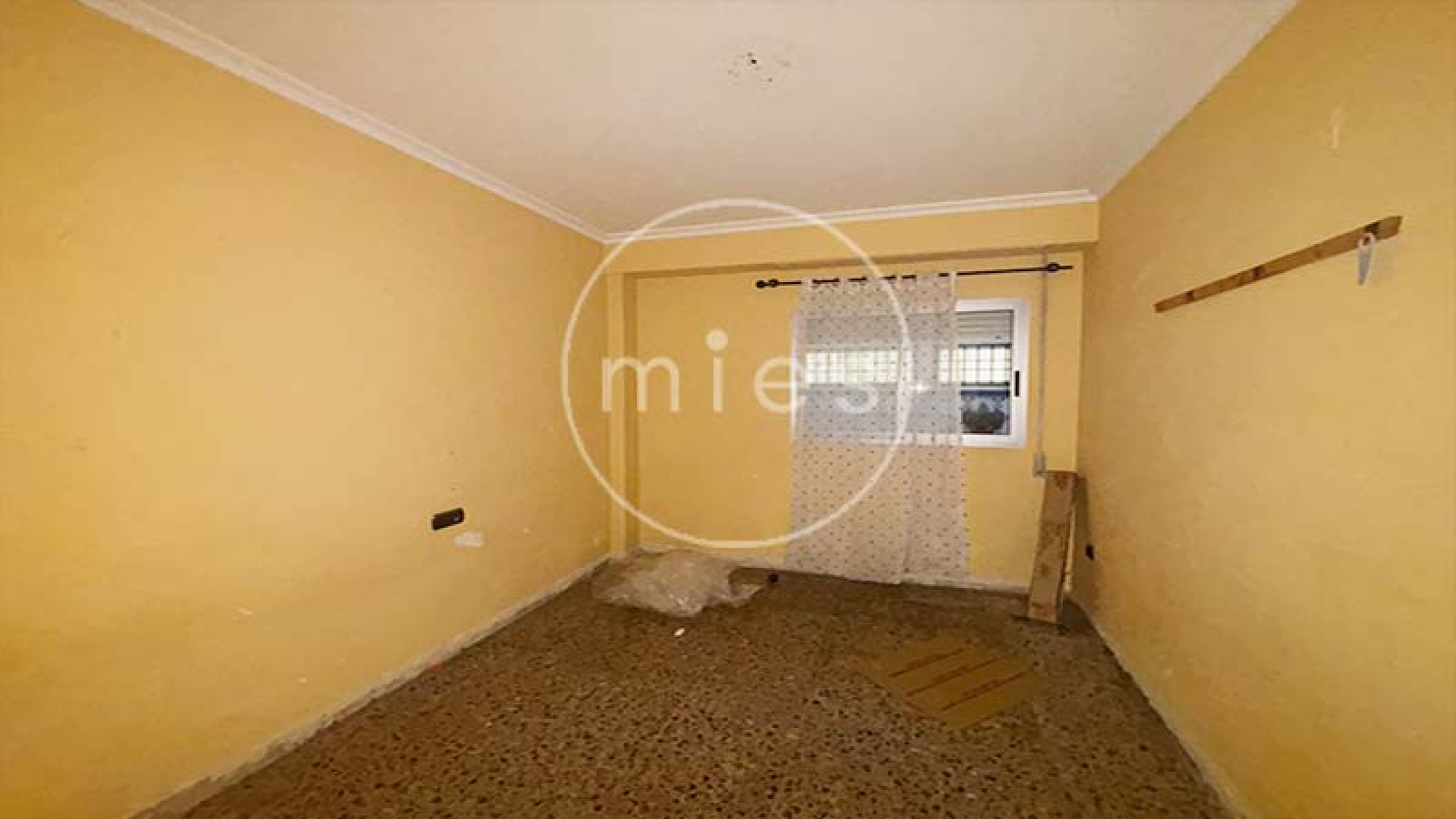  Mies Gestión Inmobiliaria pone a la venta este interesante piso VPO en CON GARAJE, TRASTERO Y PATIO,  ideal para quienes buscan una vivienda con potencial y una excelente ubicación en Paiporta.  La vivienda se encuentra a la entrada del municipio, en una zona muy cómoda donde no es necesario utilizar vehículo para el día a día. En los alrededores dispone de todo tipo de servicios: supermercados, bares, colegios, peluquerías, parada de metro y otros comercios. Paiporta forma parte del área metropolitana de Valencia, dentro de la comarca de l’Horta Sud, y destaca por su ambiente tranquilo y su buena comunicación con la capital.  El piso cuenta con tres habitaciones (dos dobles y una individual), dos cuartos de baño completos (uno con bañera y otro con plato de ducha), salón comedor, cocina independiente y terraza con lavadero.  La distribución es práctica y funcional. Al acceder a la vivienda encontramos un pequeño recibidor que da paso a dos de las habitaciones. Un pasillo conduce al cuarto de baño general, a la habitación principal con baño en suite y al salón comedor. Frente al salón se ubica la cocina, con salida directa a la terraza y al lavadero.  La vivienda está para reformar, lo que permite adaptarla a las necesidades y gustos de su futuro propietario. Gracias a su distribución y a su ubicación, ofrece múltiples posibilidades de renovación y mejora. Ubicada en una finca bien conservada de 1996, con calificación de VPO hasta diciembre de 2026, luego será de renta libre. La vivienda se ubica en la planta baja, y el patio corresponde al deslunado de la finca. Si estás pensando en cambiar de casa o en invertir en una zona con gran demanda, esta es una excelente oportunidad. Ponte en contacto con nosotros y agenda una visita. En Mies Gestión Inmobiliaria estaremos encantados de acompañarte en todo el proceso para que descubras tu próximo hogar en Paiporta.