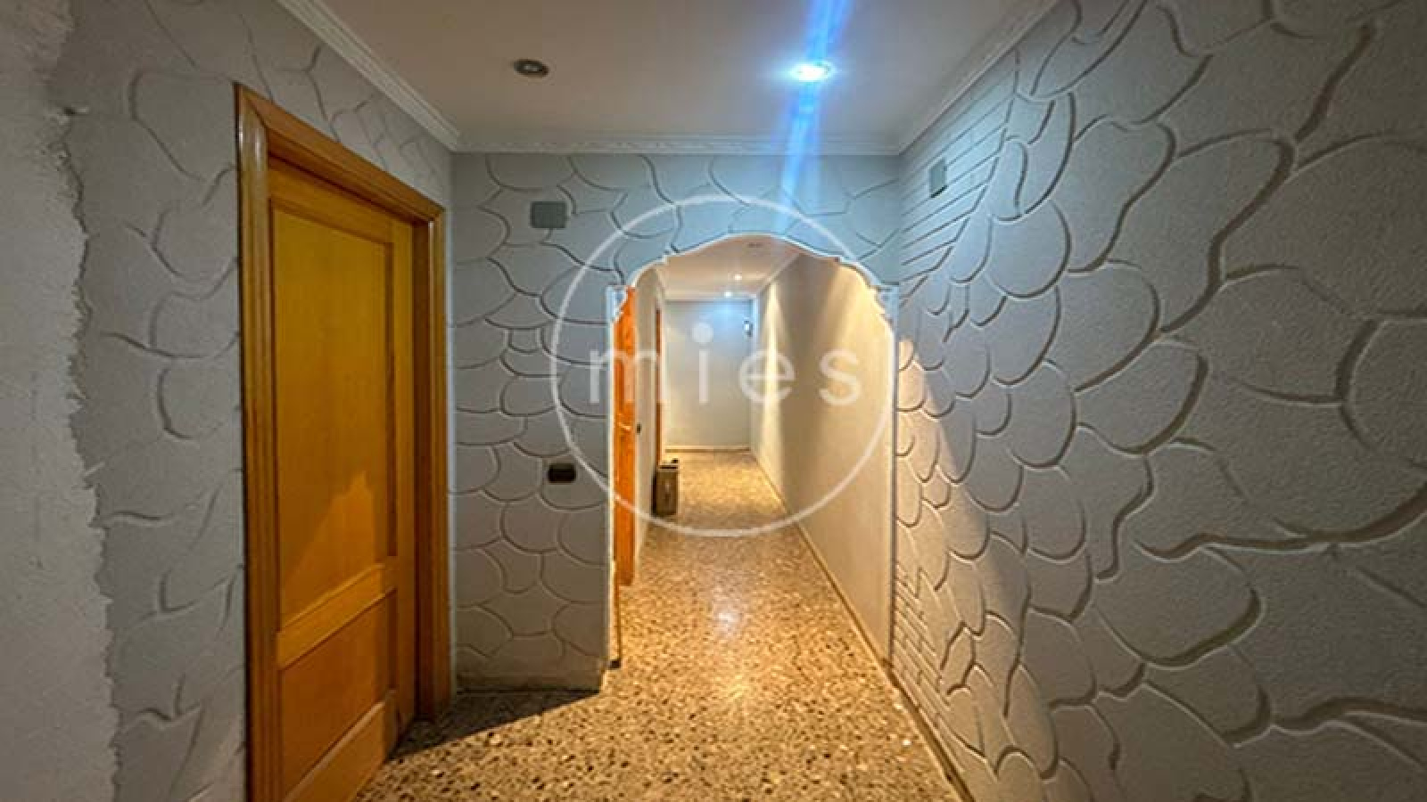  Mies Gestión Inmobiliaria pone a la venta este interesante piso VPO en CON GARAJE, TRASTERO Y PATIO,  ideal para quienes buscan una vivienda con potencial y una excelente ubicación en Paiporta.  La vivienda se encuentra a la entrada del municipio, en una zona muy cómoda donde no es necesario utilizar vehículo para el día a día. En los alrededores dispone de todo tipo de servicios: supermercados, bares, colegios, peluquerías, parada de metro y otros comercios. Paiporta forma parte del área metropolitana de Valencia, dentro de la comarca de l’Horta Sud, y destaca por su ambiente tranquilo y su buena comunicación con la capital.  El piso cuenta con tres habitaciones (dos dobles y una individual), dos cuartos de baño completos (uno con bañera y otro con plato de ducha), salón comedor, cocina independiente y terraza con lavadero.  La distribución es práctica y funcional. Al acceder a la vivienda encontramos un pequeño recibidor que da paso a dos de las habitaciones. Un pasillo conduce al cuarto de baño general, a la habitación principal con baño en suite y al salón comedor. Frente al salón se ubica la cocina, con salida directa a la terraza y al lavadero.  La vivienda está para reformar, lo que permite adaptarla a las necesidades y gustos de su futuro propietario. Gracias a su distribución y a su ubicación, ofrece múltiples posibilidades de renovación y mejora. Ubicada en una finca bien conservada de 1996, con calificación de VPO hasta diciembre de 2026, luego será de renta libre. La vivienda se ubica en la planta baja, y el patio corresponde al deslunado de la finca. Si estás pensando en cambiar de casa o en invertir en una zona con gran demanda, esta es una excelente oportunidad. Ponte en contacto con nosotros y agenda una visita. En Mies Gestión Inmobiliaria estaremos encantados de acompañarte en todo el proceso para que descubras tu próximo hogar en Paiporta.