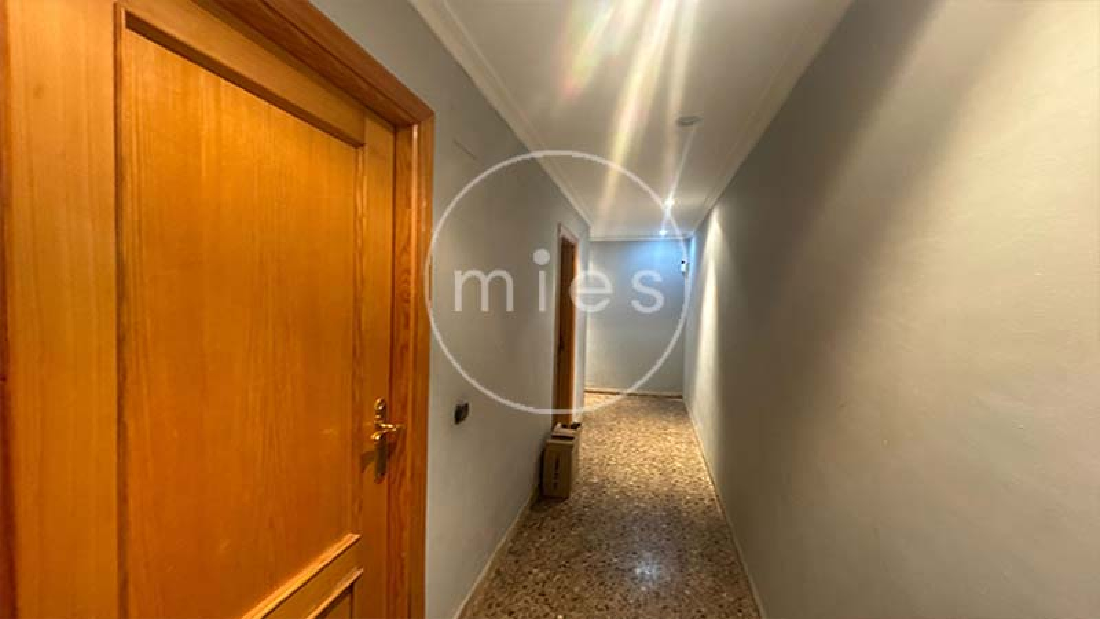  Mies Gestión Inmobiliaria pone a la venta este interesante piso VPO en CON GARAJE, TRASTERO Y PATIO,  ideal para quienes buscan una vivienda con potencial y una excelente ubicación en Paiporta.  La vivienda se encuentra a la entrada del municipio, en una zona muy cómoda donde no es necesario utilizar vehículo para el día a día. En los alrededores dispone de todo tipo de servicios: supermercados, bares, colegios, peluquerías, parada de metro y otros comercios. Paiporta forma parte del área metropolitana de Valencia, dentro de la comarca de l’Horta Sud, y destaca por su ambiente tranquilo y su buena comunicación con la capital.  El piso cuenta con tres habitaciones (dos dobles y una individual), dos cuartos de baño completos (uno con bañera y otro con plato de ducha), salón comedor, cocina independiente y terraza con lavadero.  La distribución es práctica y funcional. Al acceder a la vivienda encontramos un pequeño recibidor que da paso a dos de las habitaciones. Un pasillo conduce al cuarto de baño general, a la habitación principal con baño en suite y al salón comedor. Frente al salón se ubica la cocina, con salida directa a la terraza y al lavadero.  La vivienda está para reformar, lo que permite adaptarla a las necesidades y gustos de su futuro propietario. Gracias a su distribución y a su ubicación, ofrece múltiples posibilidades de renovación y mejora. Ubicada en una finca bien conservada de 1996, con calificación de VPO hasta diciembre de 2026, luego será de renta libre. La vivienda se ubica en la planta baja, y el patio corresponde al deslunado de la finca. Si estás pensando en cambiar de casa o en invertir en una zona con gran demanda, esta es una excelente oportunidad. Ponte en contacto con nosotros y agenda una visita. En Mies Gestión Inmobiliaria estaremos encantados de acompañarte en todo el proceso para que descubras tu próximo hogar en Paiporta.