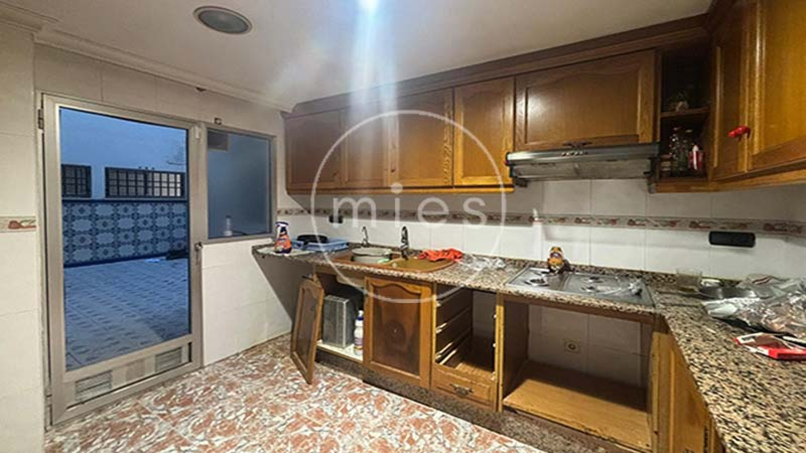  Mies Gestión Inmobiliaria pone a la venta este interesante piso VPO en CON GARAJE, TRASTERO Y PATIO,  ideal para quienes buscan una vivienda con potencial y una excelente ubicación en Paiporta.  La vivienda se encuentra a la entrada del municipio, en una zona muy cómoda donde no es necesario utilizar vehículo para el día a día. En los alrededores dispone de todo tipo de servicios: supermercados, bares, colegios, peluquerías, parada de metro y otros comercios. Paiporta forma parte del área metropolitana de Valencia, dentro de la comarca de l’Horta Sud, y destaca por su ambiente tranquilo y su buena comunicación con la capital.  El piso cuenta con tres habitaciones (dos dobles y una individual), dos cuartos de baño completos (uno con bañera y otro con plato de ducha), salón comedor, cocina independiente y terraza con lavadero.  La distribución es práctica y funcional. Al acceder a la vivienda encontramos un pequeño recibidor que da paso a dos de las habitaciones. Un pasillo conduce al cuarto de baño general, a la habitación principal con baño en suite y al salón comedor. Frente al salón se ubica la cocina, con salida directa a la terraza y al lavadero.  La vivienda está para reformar, lo que permite adaptarla a las necesidades y gustos de su futuro propietario. Gracias a su distribución y a su ubicación, ofrece múltiples posibilidades de renovación y mejora. Ubicada en una finca bien conservada de 1996, con calificación de VPO hasta diciembre de 2026, luego será de renta libre. La vivienda se ubica en la planta baja, y el patio corresponde al deslunado de la finca. Si estás pensando en cambiar de casa o en invertir en una zona con gran demanda, esta es una excelente oportunidad. Ponte en contacto con nosotros y agenda una visita. En Mies Gestión Inmobiliaria estaremos encantados de acompañarte en todo el proceso para que descubras tu próximo hogar en Paiporta.