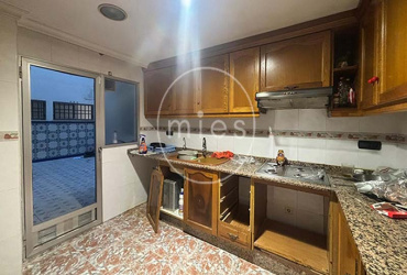  Mies Gestión Inmobiliaria pone a la venta este interesante piso VPO en CON GARAJE, TRASTERO Y PATIO,  ideal para quienes buscan una vivienda con potencial y una excelente ubicación en Paiporta.  La vivienda se encuentra a la entrada del municipio, en una zona muy cómoda donde no es necesario utilizar vehículo para el día a día. En los alrededores dispone de todo tipo de servicios: supermercados, bares, colegios, peluquerías, parada de metro y otros comercios. Paiporta forma parte del área metropolitana de Valencia, dentro de la comarca de l’Horta Sud, y destaca por su ambiente tranquilo y su buena comunicación con la capital.  El piso cuenta con tres habitaciones (dos dobles y una individual), dos cuartos de baño completos (uno con bañera y otro con plato de ducha), salón comedor, cocina independiente y terraza con lavadero.  La distribución es práctica y funcional. Al acceder a la vivienda encontramos un pequeño recibidor que da paso a dos de las habitaciones. Un pasillo conduce al cuarto de baño general, a la habitación principal con baño en suite y al salón comedor. Frente al salón se ubica la cocina, con salida directa a la terraza y al lavadero.  La vivienda está para reformar, lo que permite adaptarla a las necesidades y gustos de su futuro propietario. Gracias a su distribución y a su ubicación, ofrece múltiples posibilidades de renovación y mejora. Ubicada en una finca bien conservada de 1996, con calificación de VPO hasta diciembre de 2026, luego será de renta libre. La vivienda se ubica en la planta baja, y el patio corresponde al deslunado de la finca. Si estás pensando en cambiar de casa o en invertir en una zona con gran demanda, esta es una excelente oportunidad. Ponte en contacto con nosotros y agenda una visita. En Mies Gestión Inmobiliaria estaremos encantados de acompañarte en todo el proceso para que descubras tu próximo hogar en Paiporta.